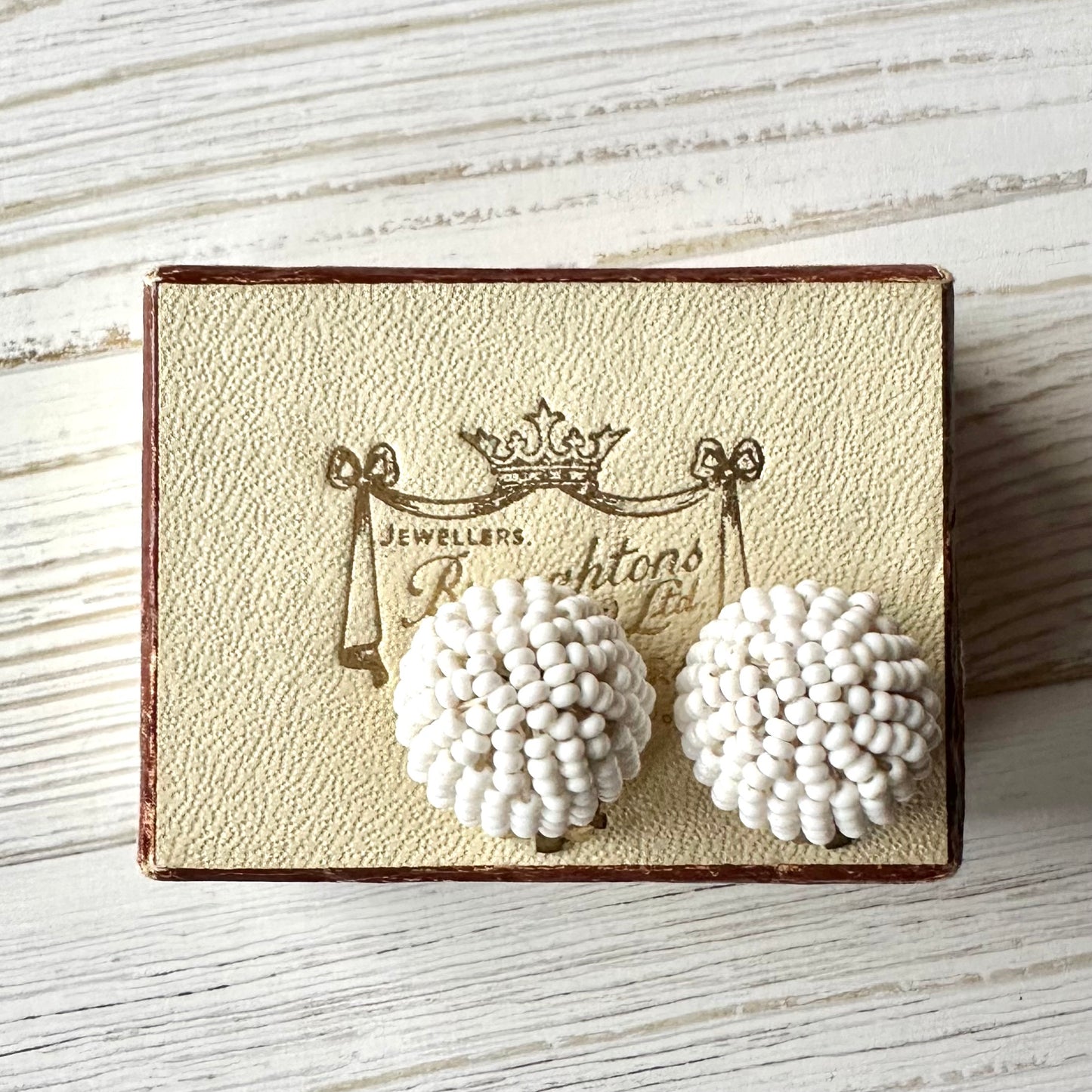 ヴィンテージビーズ ドーム ホワイトイヤリング