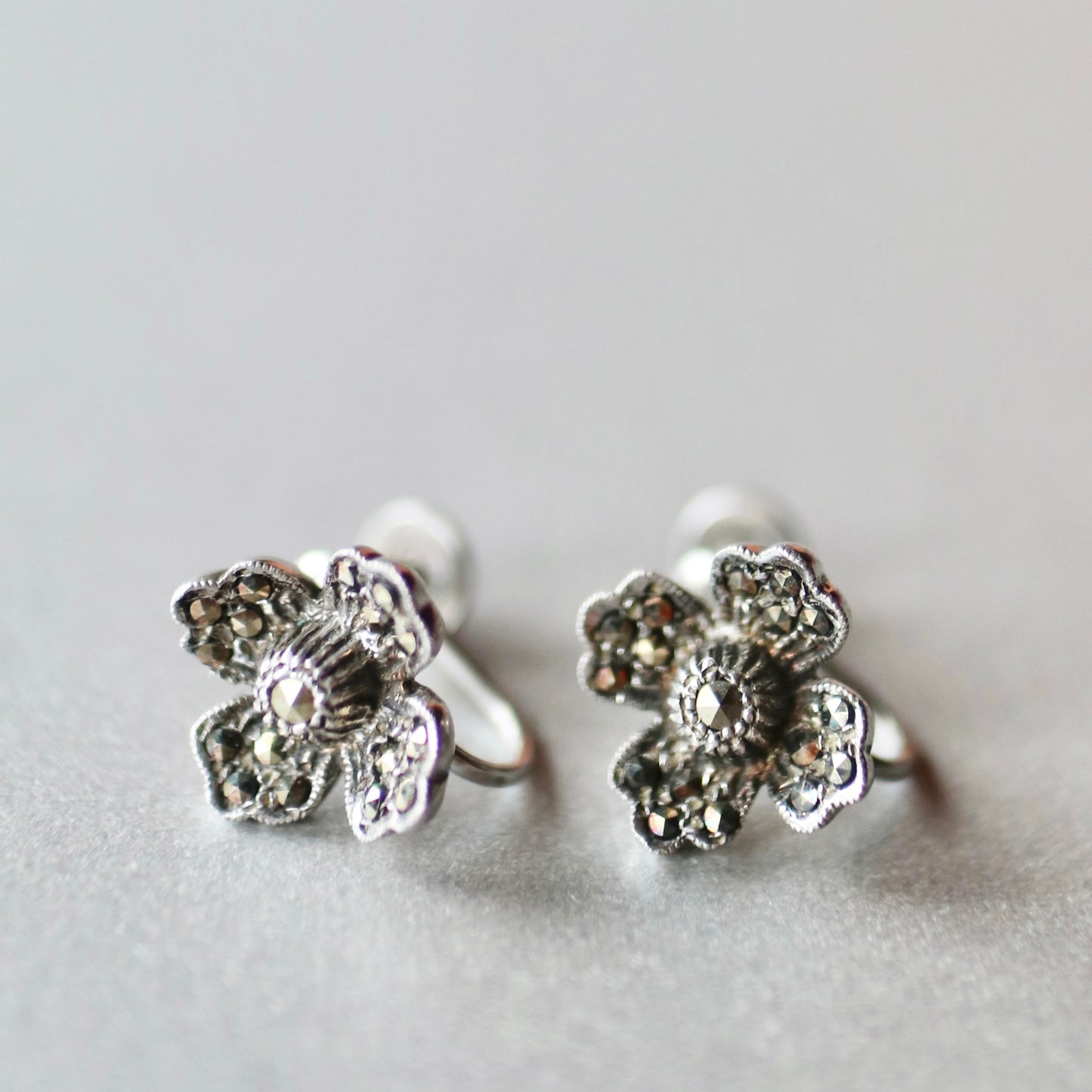 シルバー＆マーカサイト フラワーモチーフイヤリング