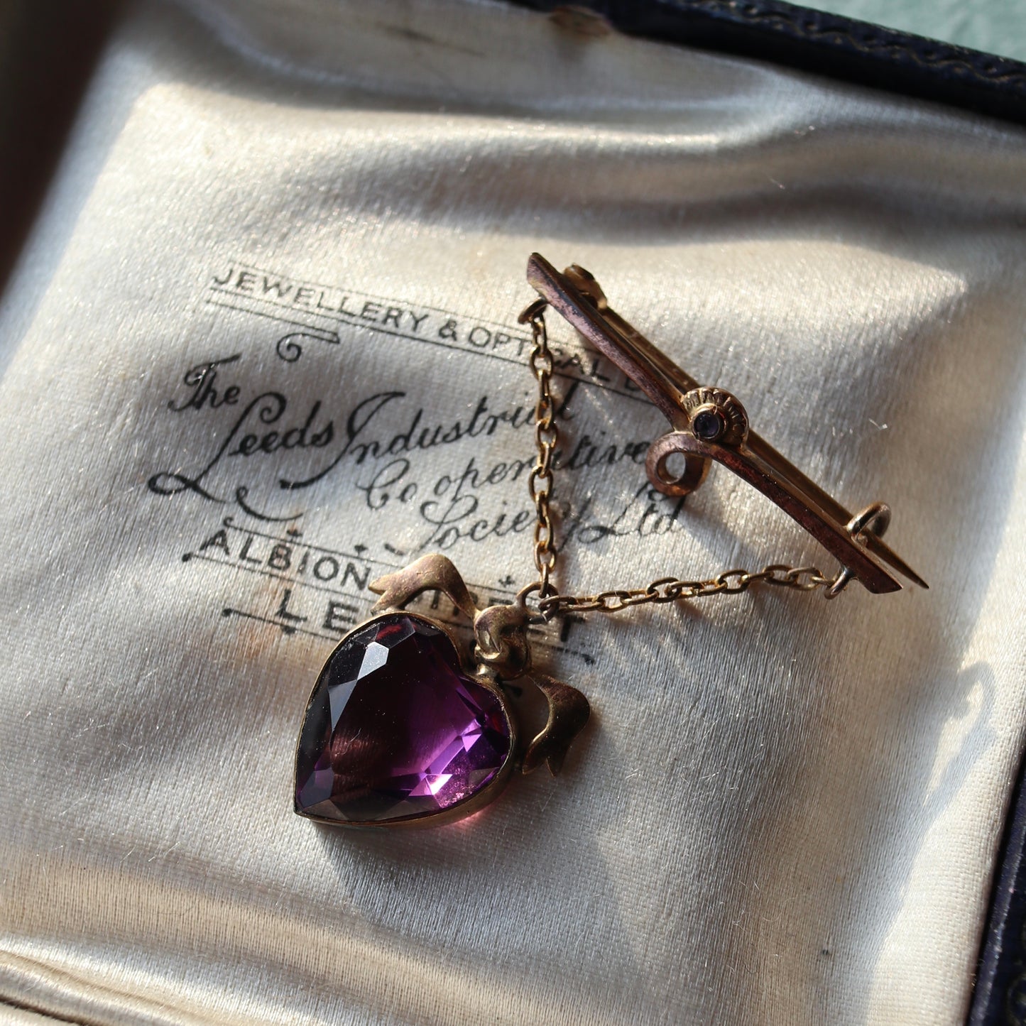ハート アメジストカラーグラス ハンギング ブローチ