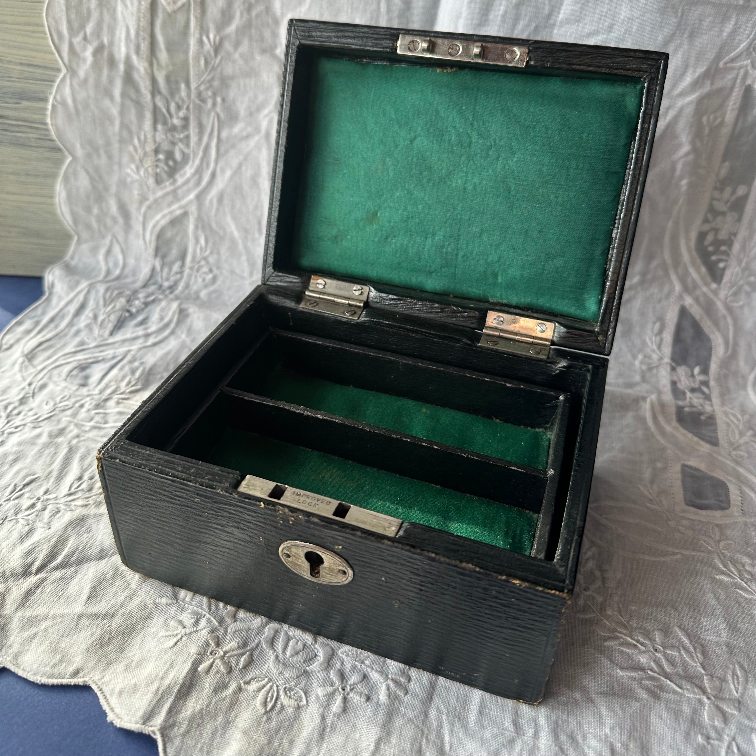 アンティークジュエリーボックス ダークグリーン – Amelie Antique