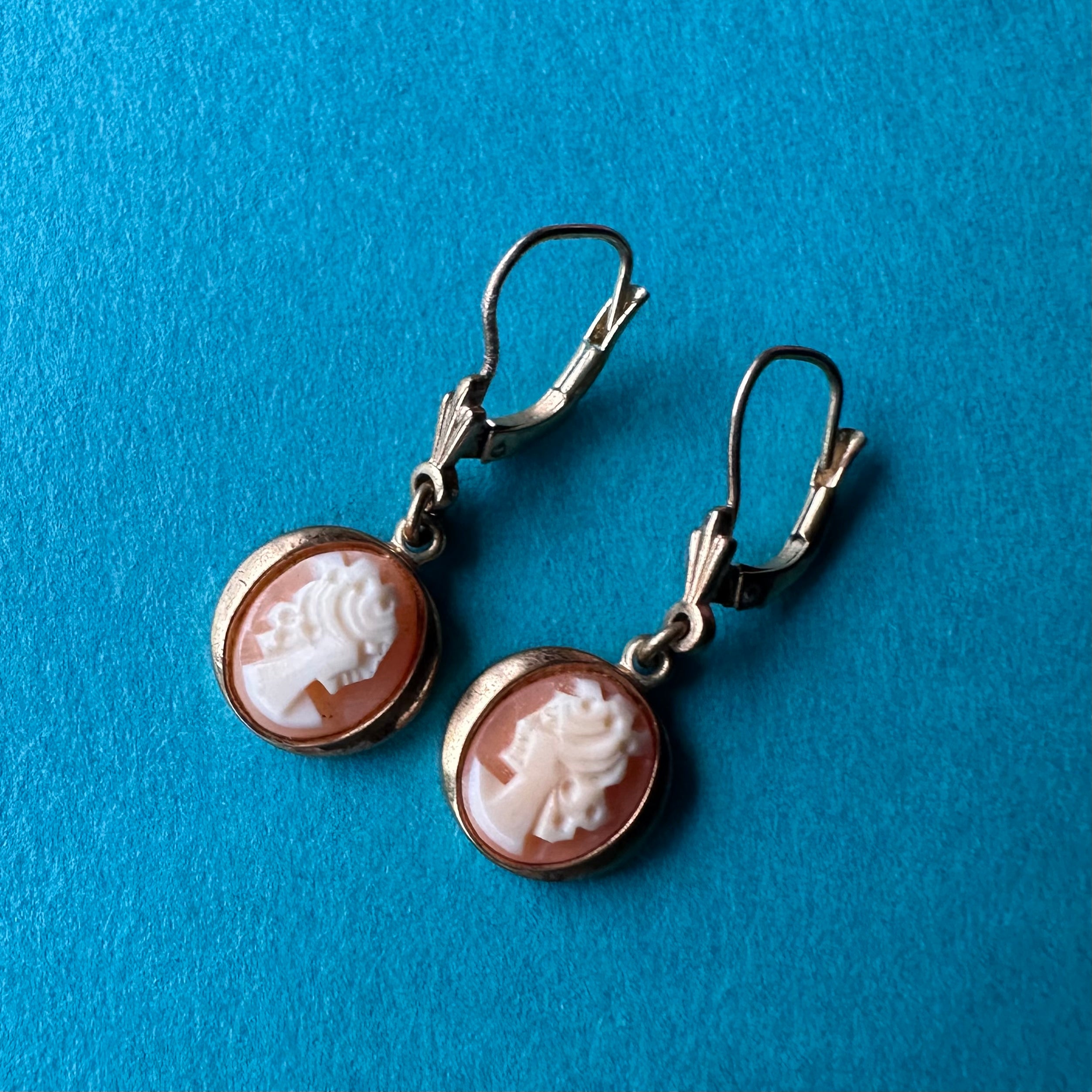 ロールドゴールド シェルカメオ レバーフック ピアス – Amelie Antique