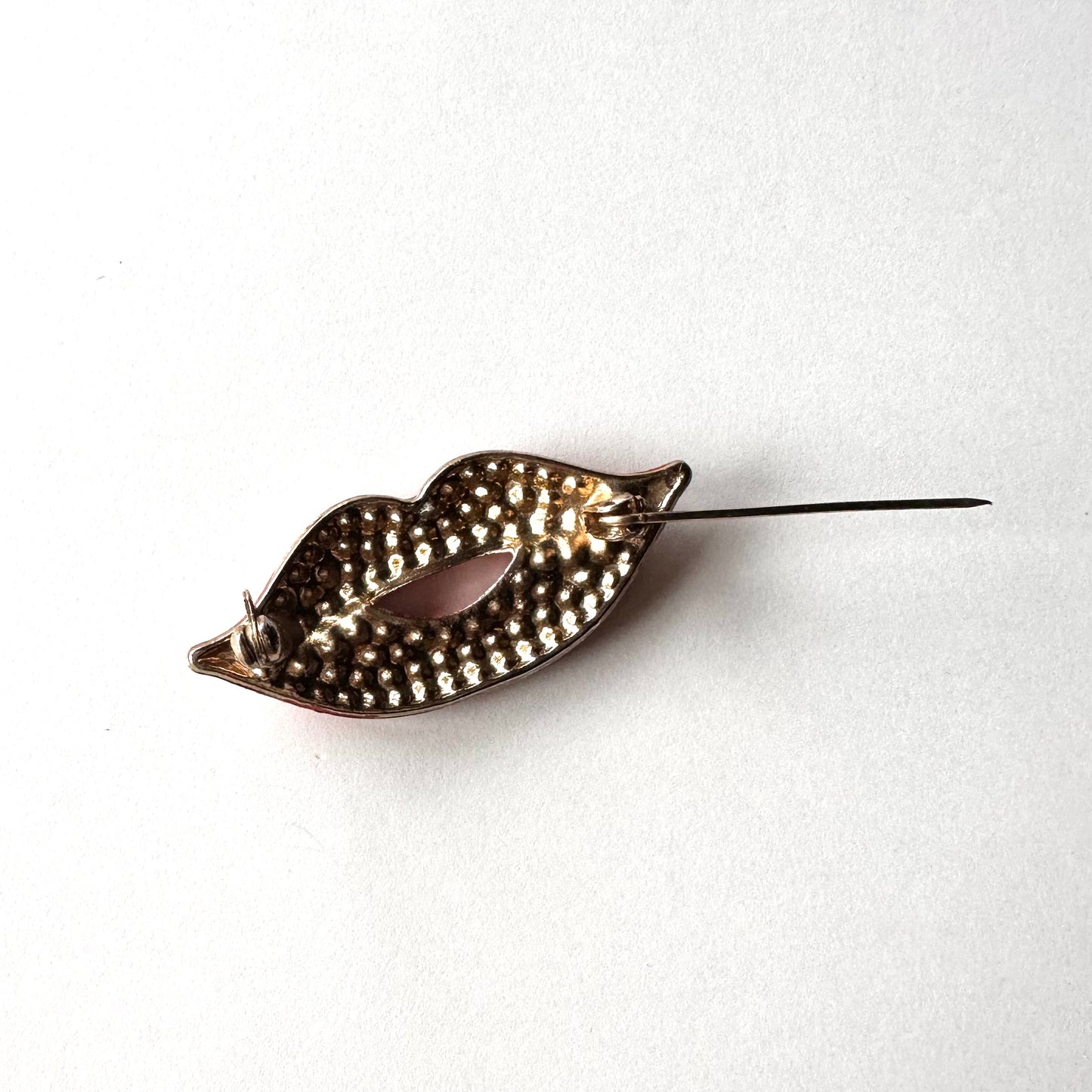 レッドカラーグラス リップブローチ