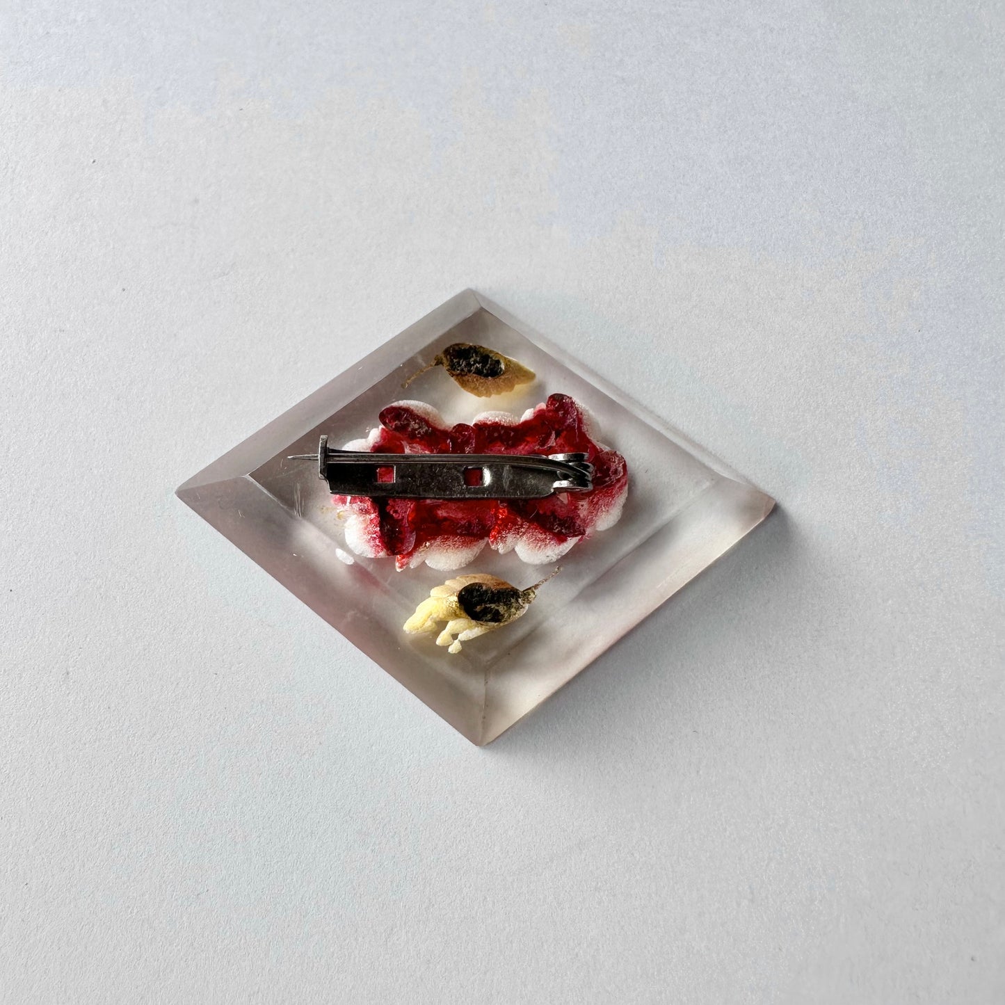 ルーサイト ローズ ヴィンテージブローチ