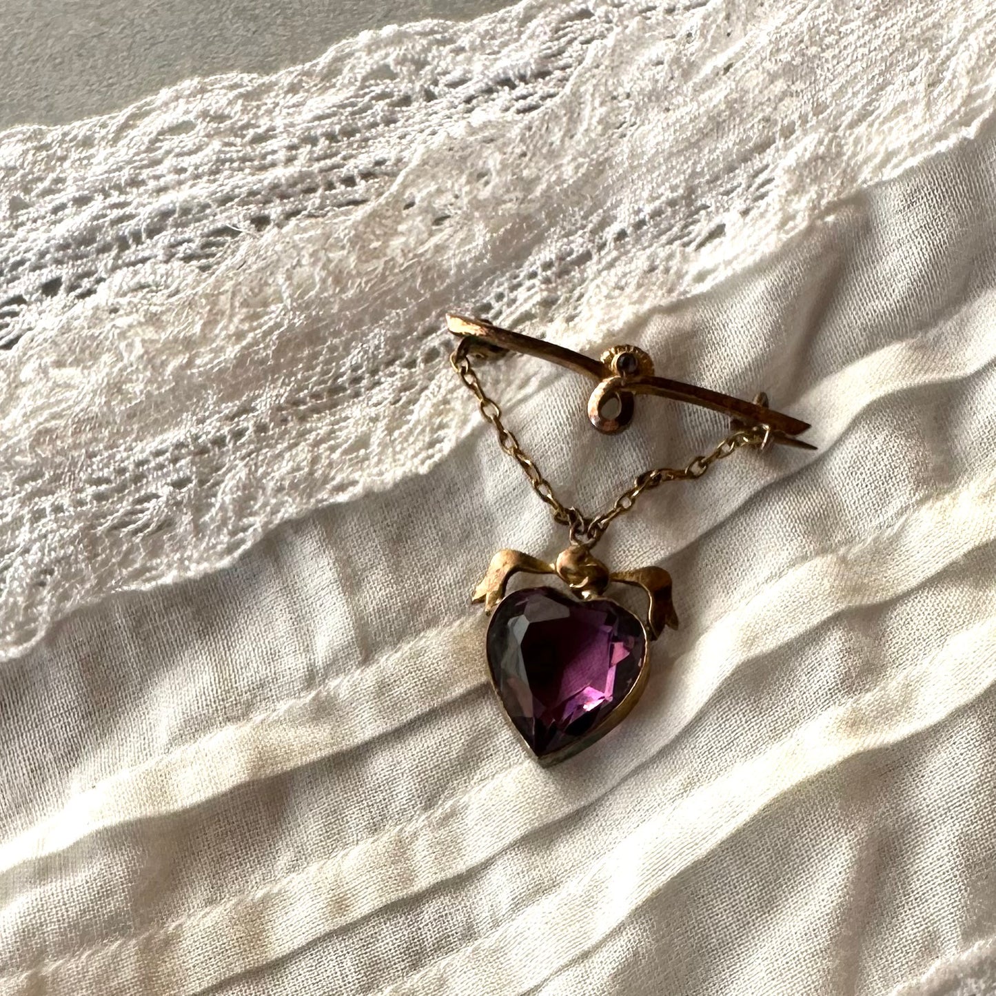 ハート アメジストカラーグラス ハンギング ブローチ