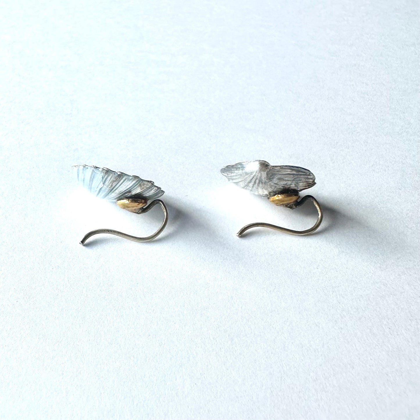 グラスパール&ブルーエナメル シェルピアス