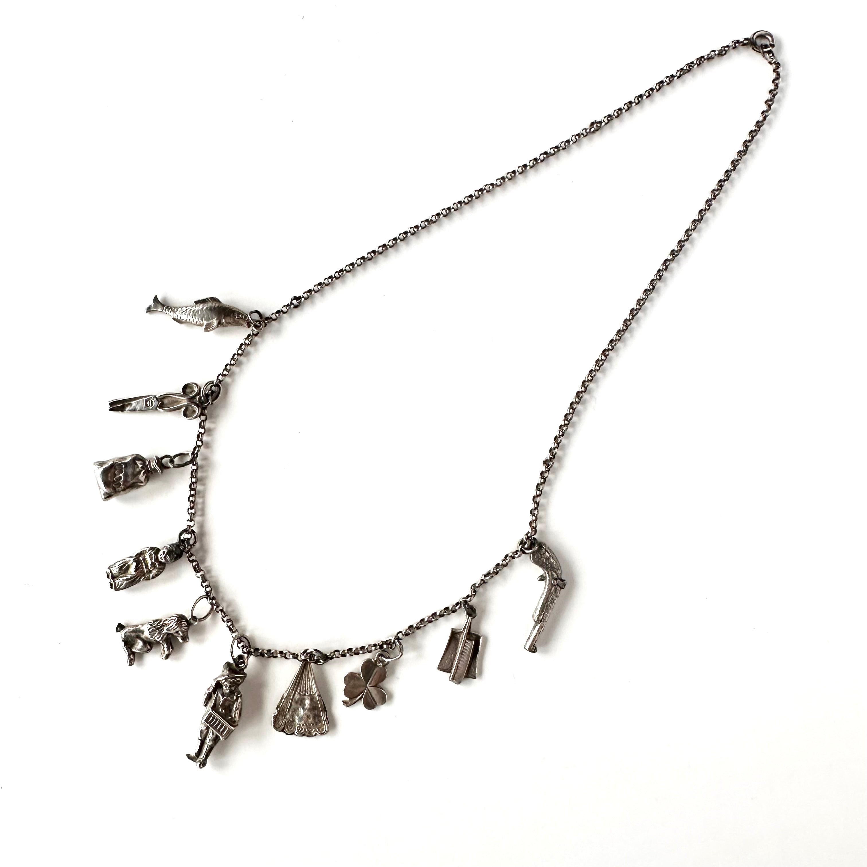 10点のシルバーチャームのネックレス – Amelie Antique