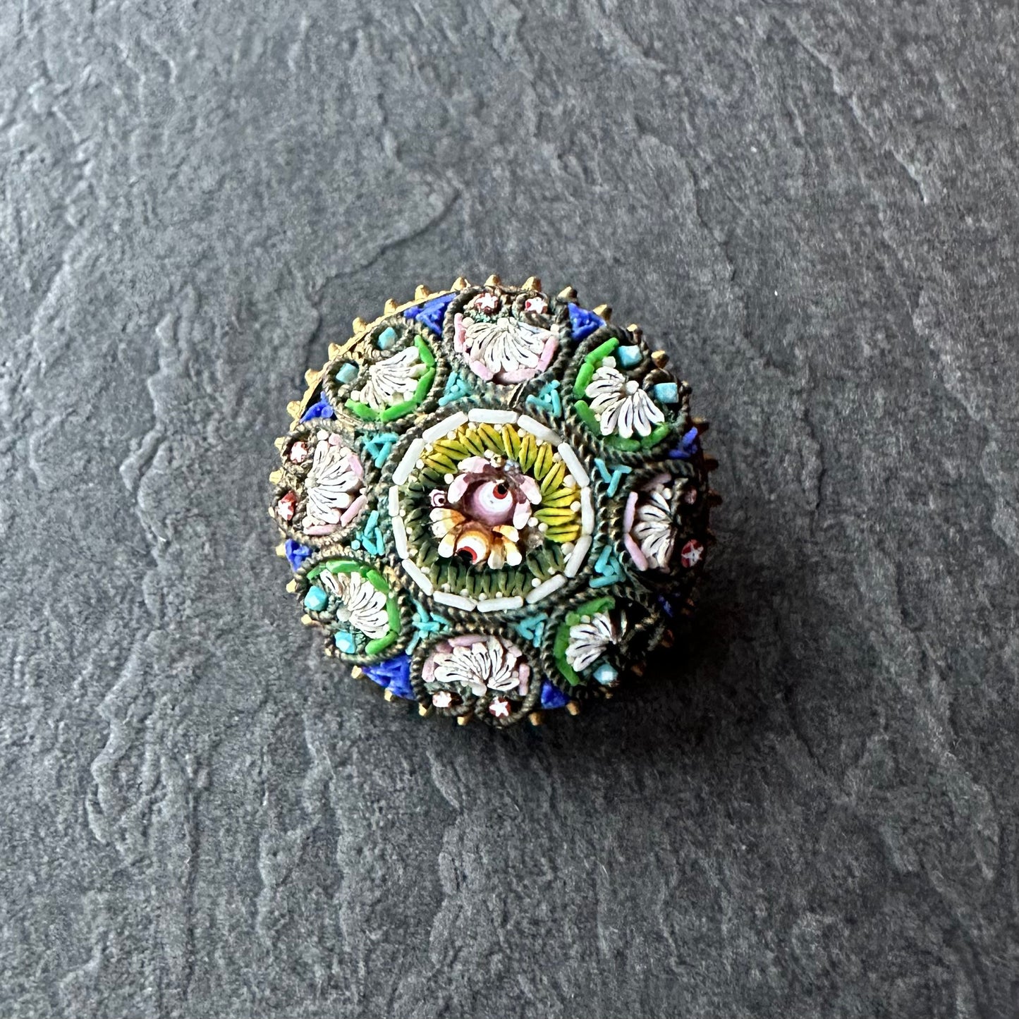 マイクロモザイク ラウンドブローチ①