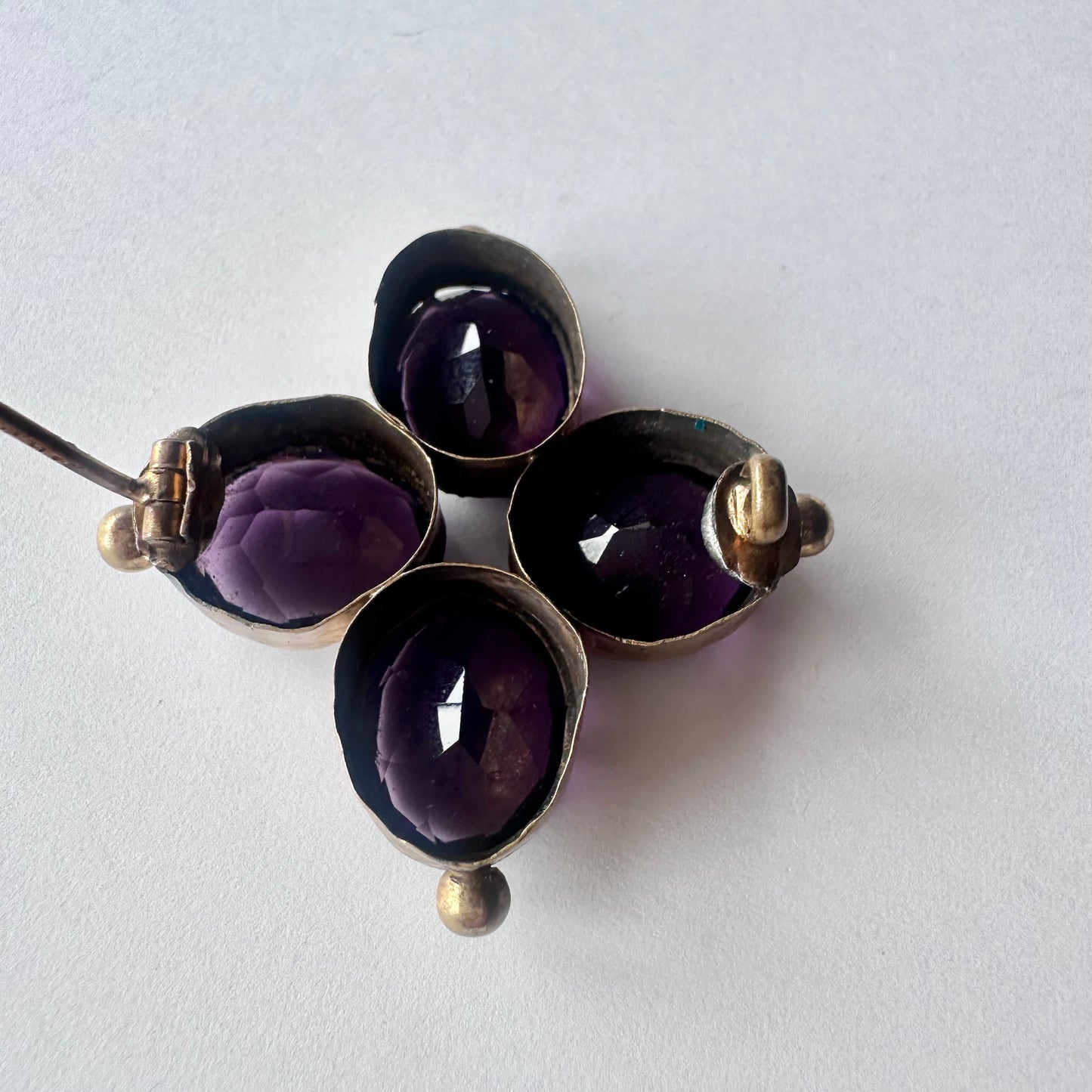 ヴィクトリアン アメジストカラーグラス ブローチ