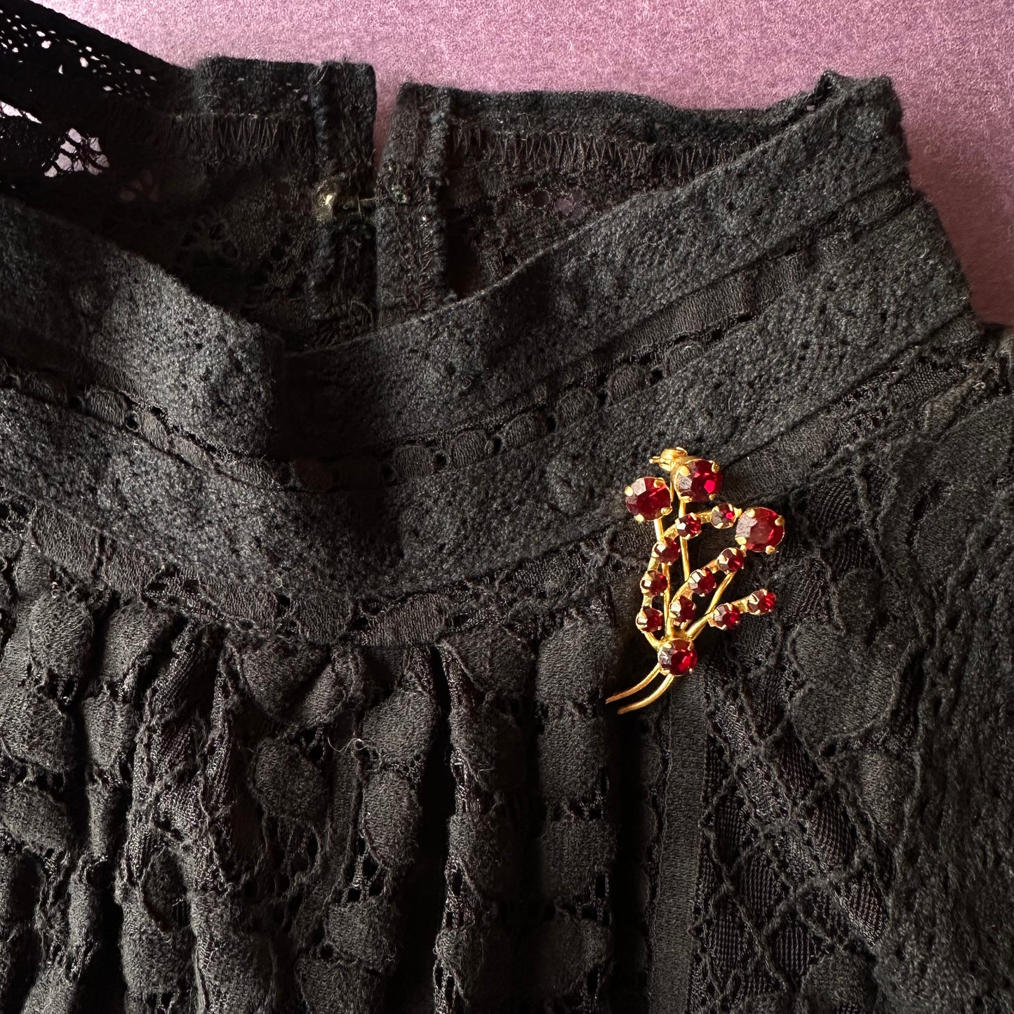 ディープレッドカラーグラス フラワーブーケブローチ