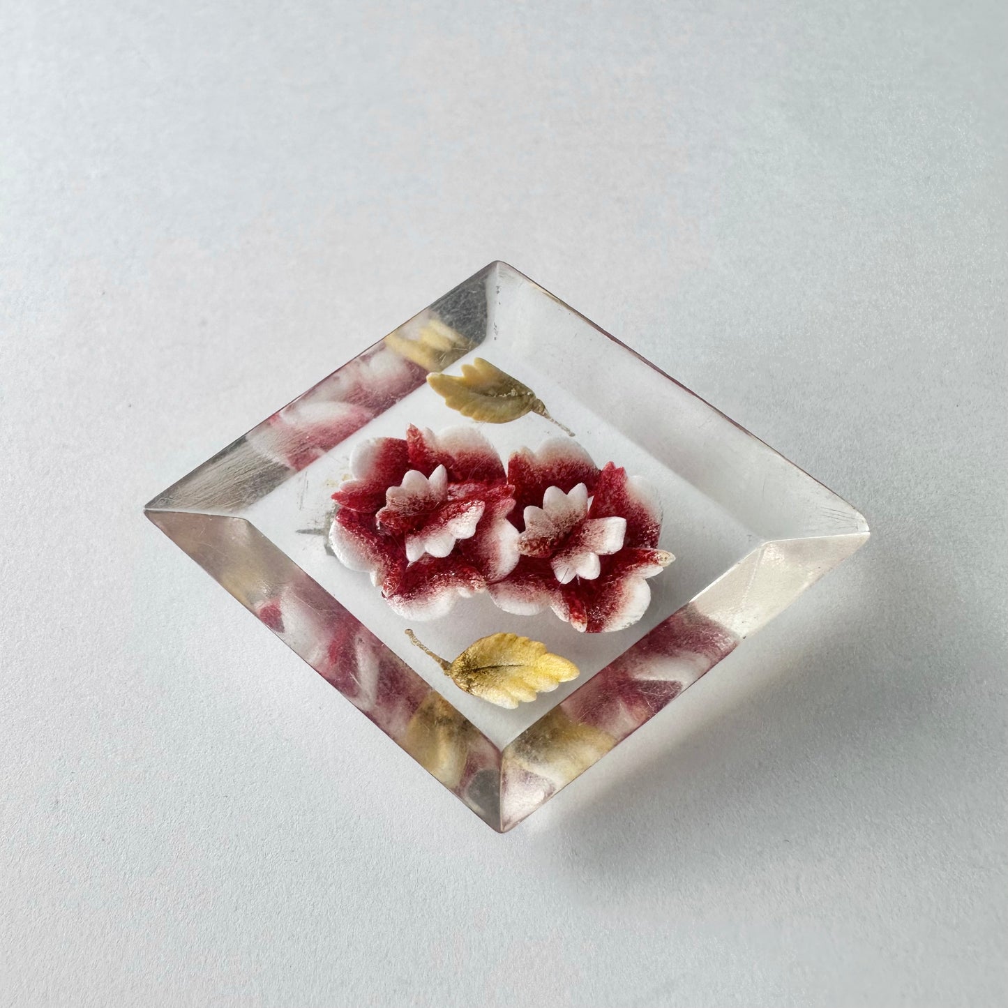 ルーサイト ローズ ヴィンテージブローチ