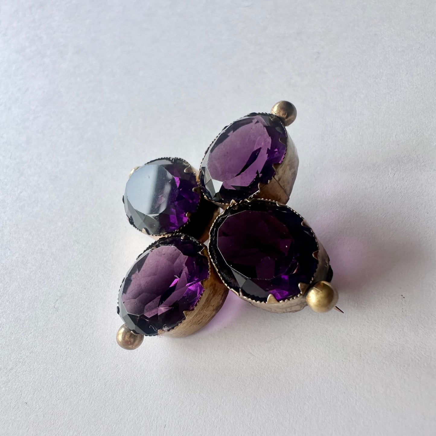 ヴィクトリアン アメジストカラーグラス ブローチ
