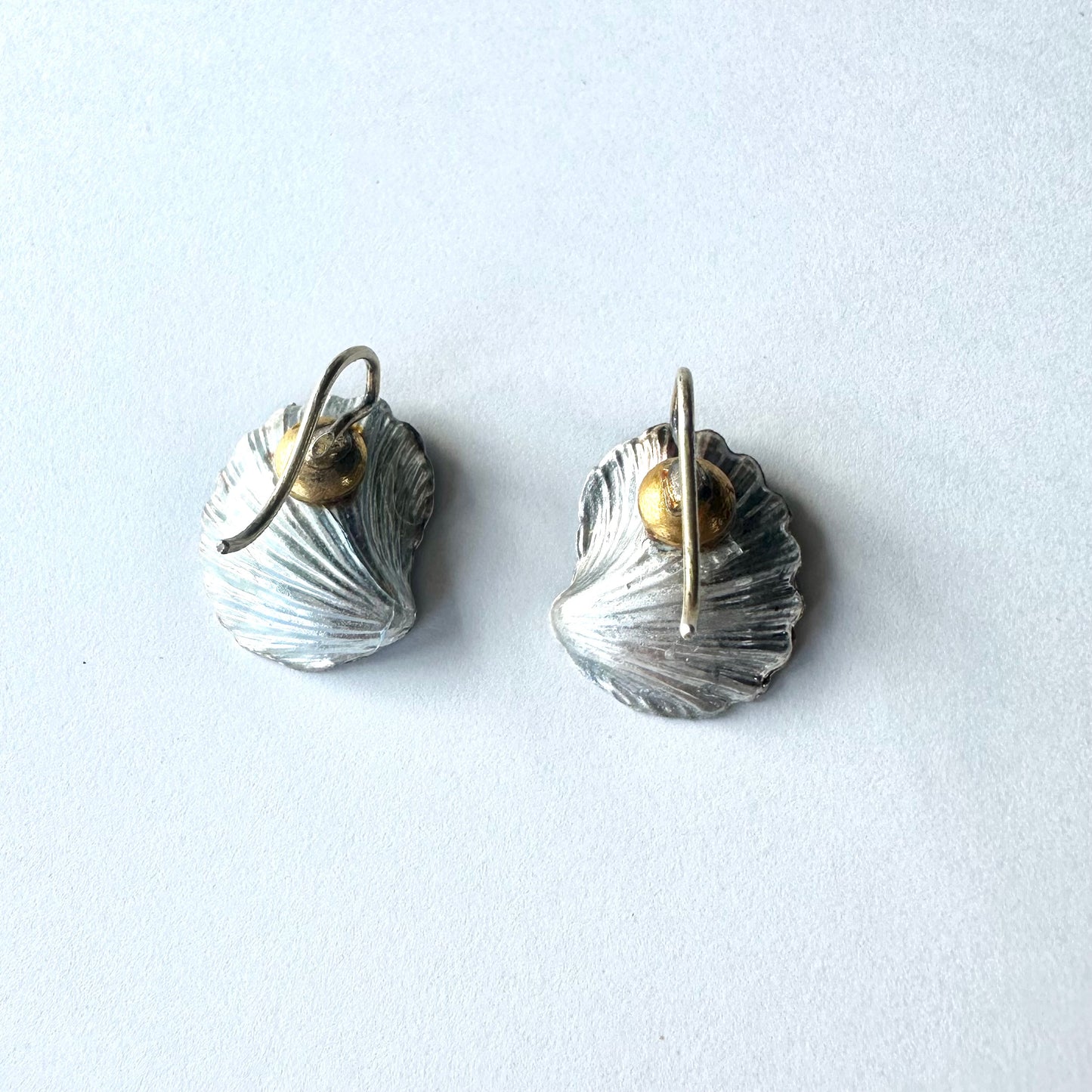 グラスパール&ブルーエナメル シェルピアス