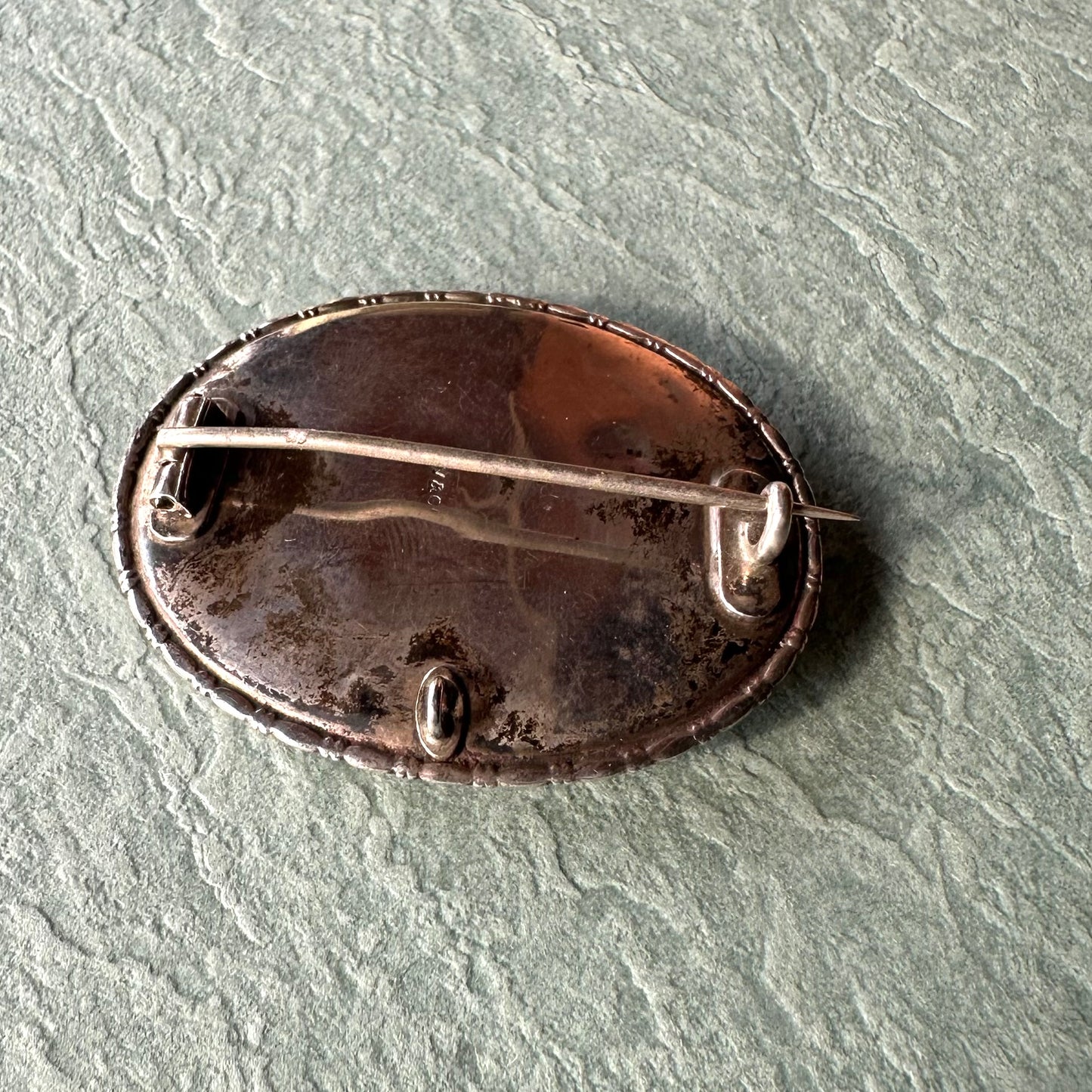 バタフライウィング オーバルブローチ ①