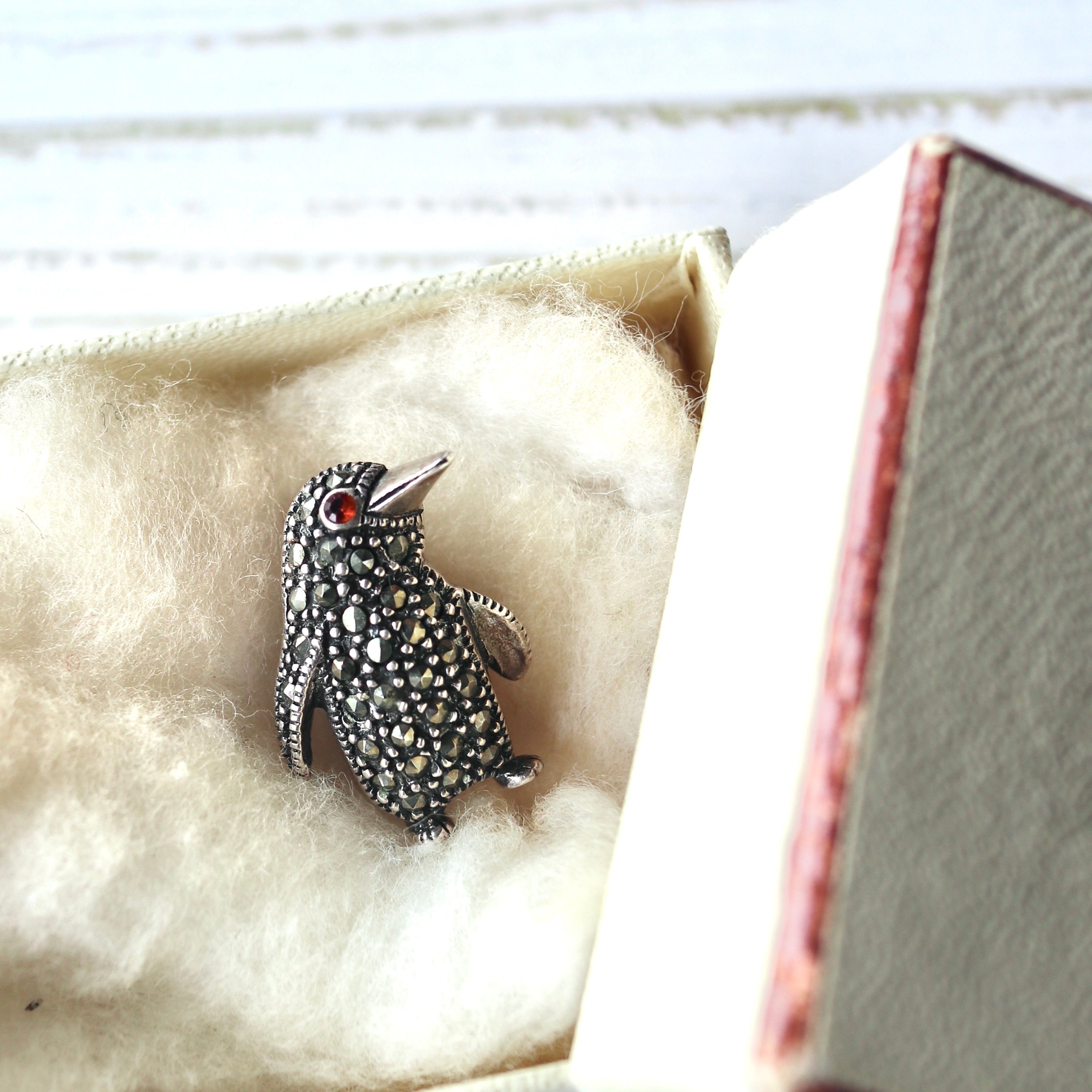 レッドアイ マーカサイト ペンギン ブローチ – Amelie Antique