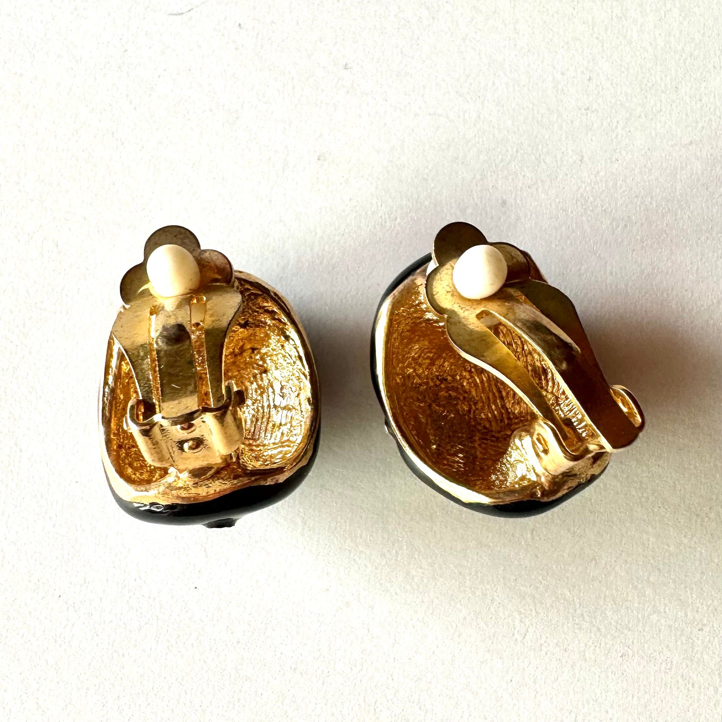 ブラックエナメル＆クリアグラス クリップオンイヤリング