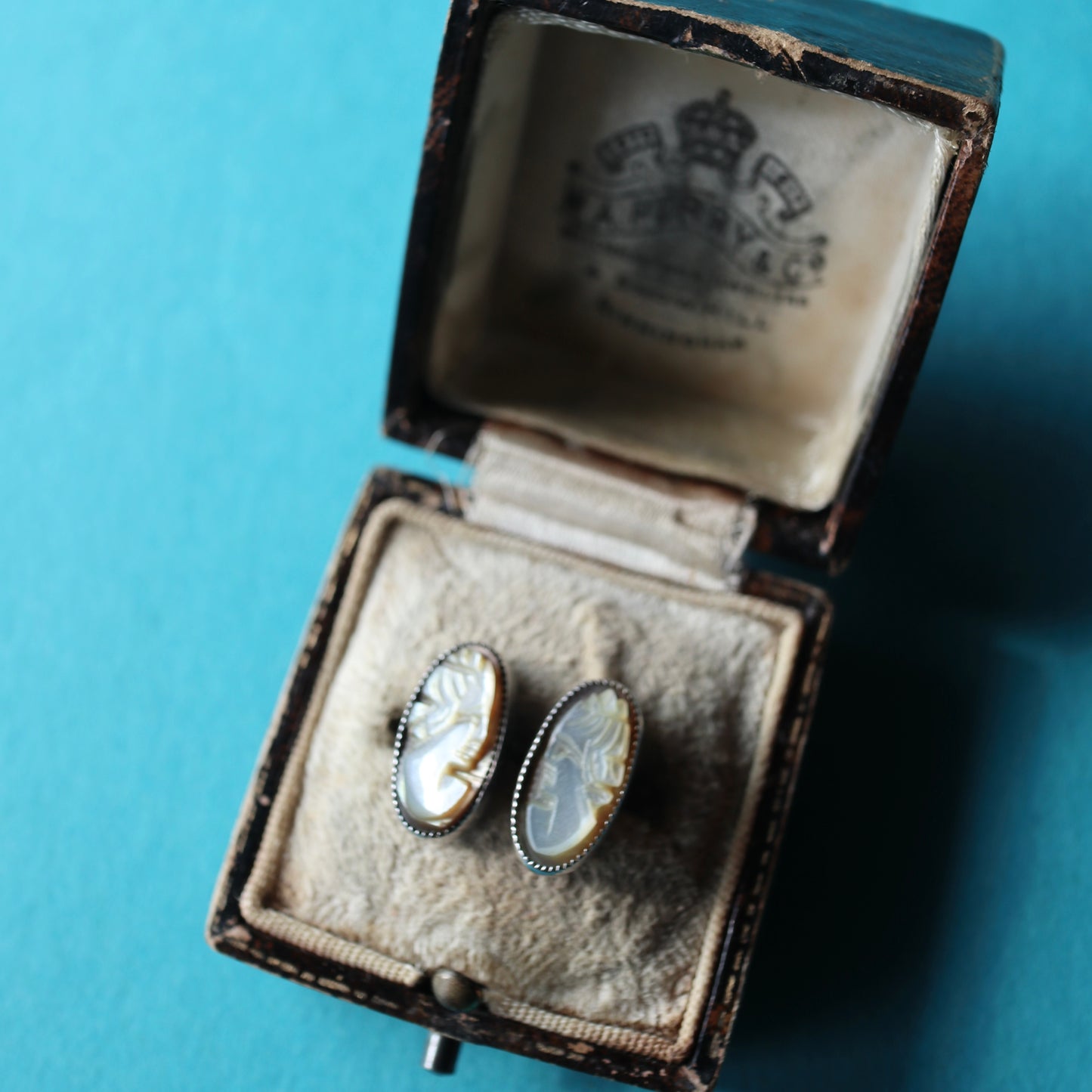 マザーオブパール カメオ スタッドピアス