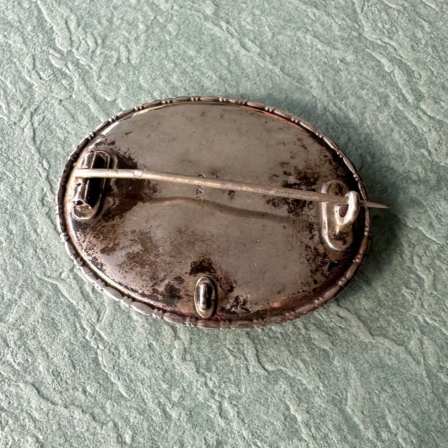 バタフライウィング オーバルブローチ ①