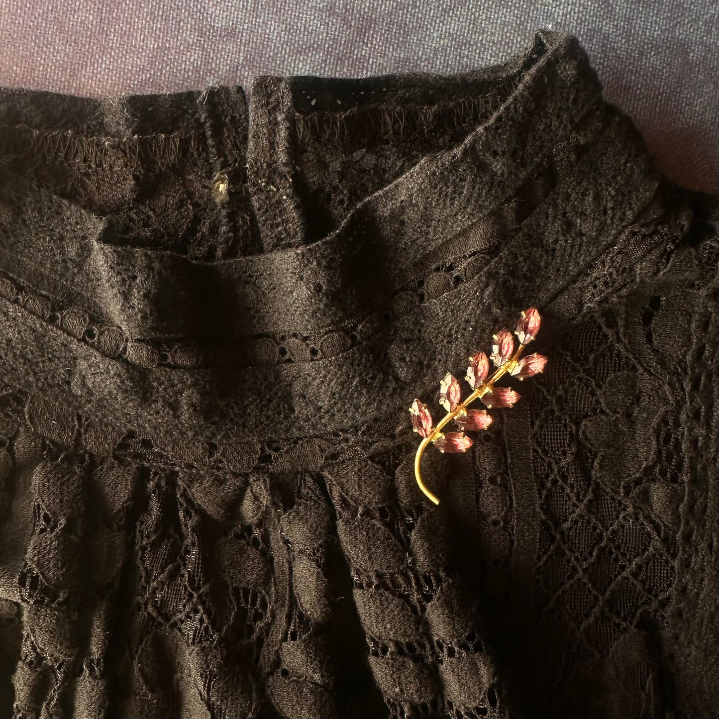 アメジストカラーグラス リーフ ブローチ