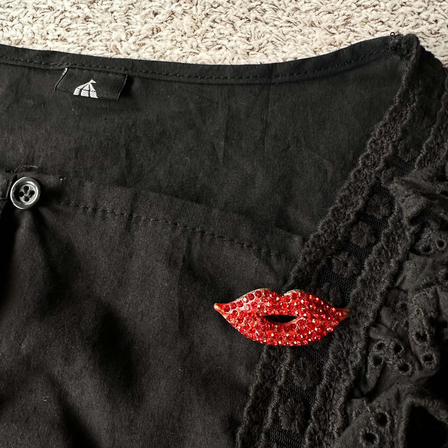 レッドカラーグラス リップブローチ