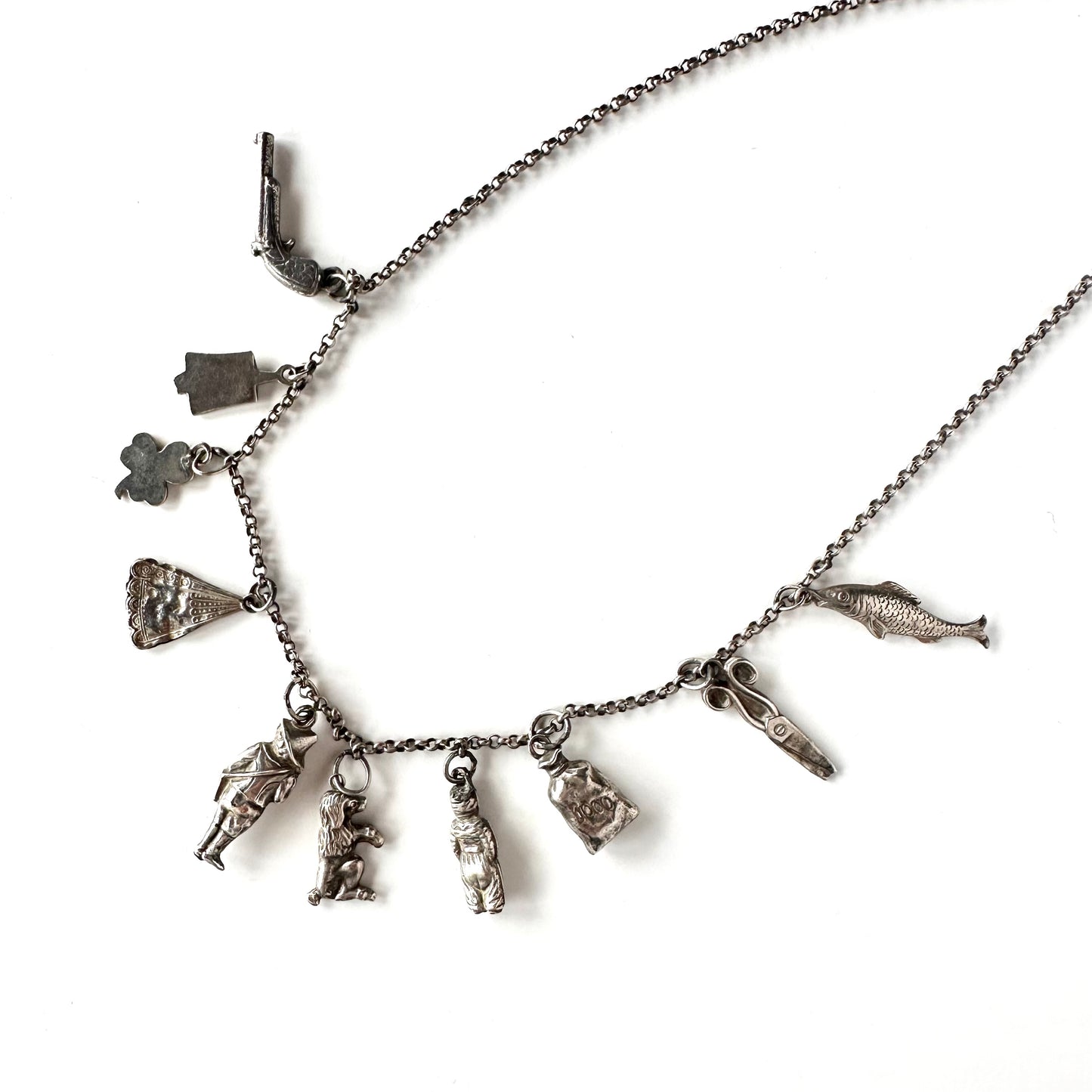 10点のシルバーチャームのネックレス