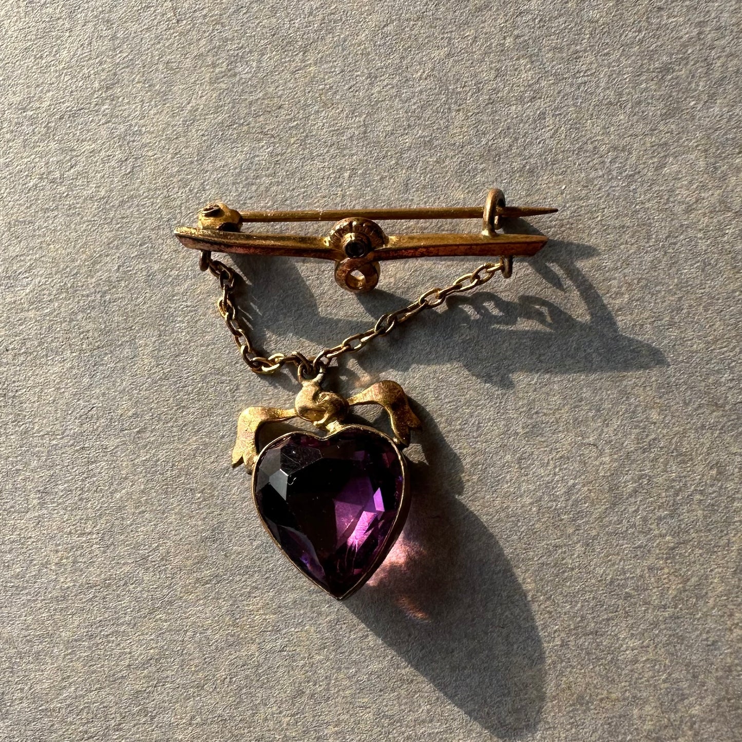 ハート アメジストカラーグラス ハンギング ブローチ