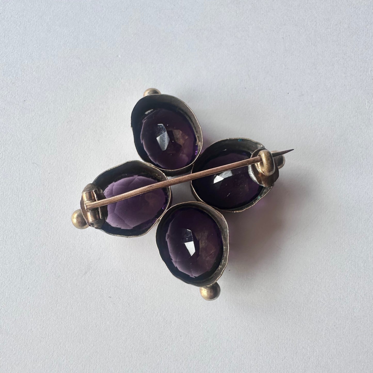 ヴィクトリアン アメジストカラーグラス ブローチ