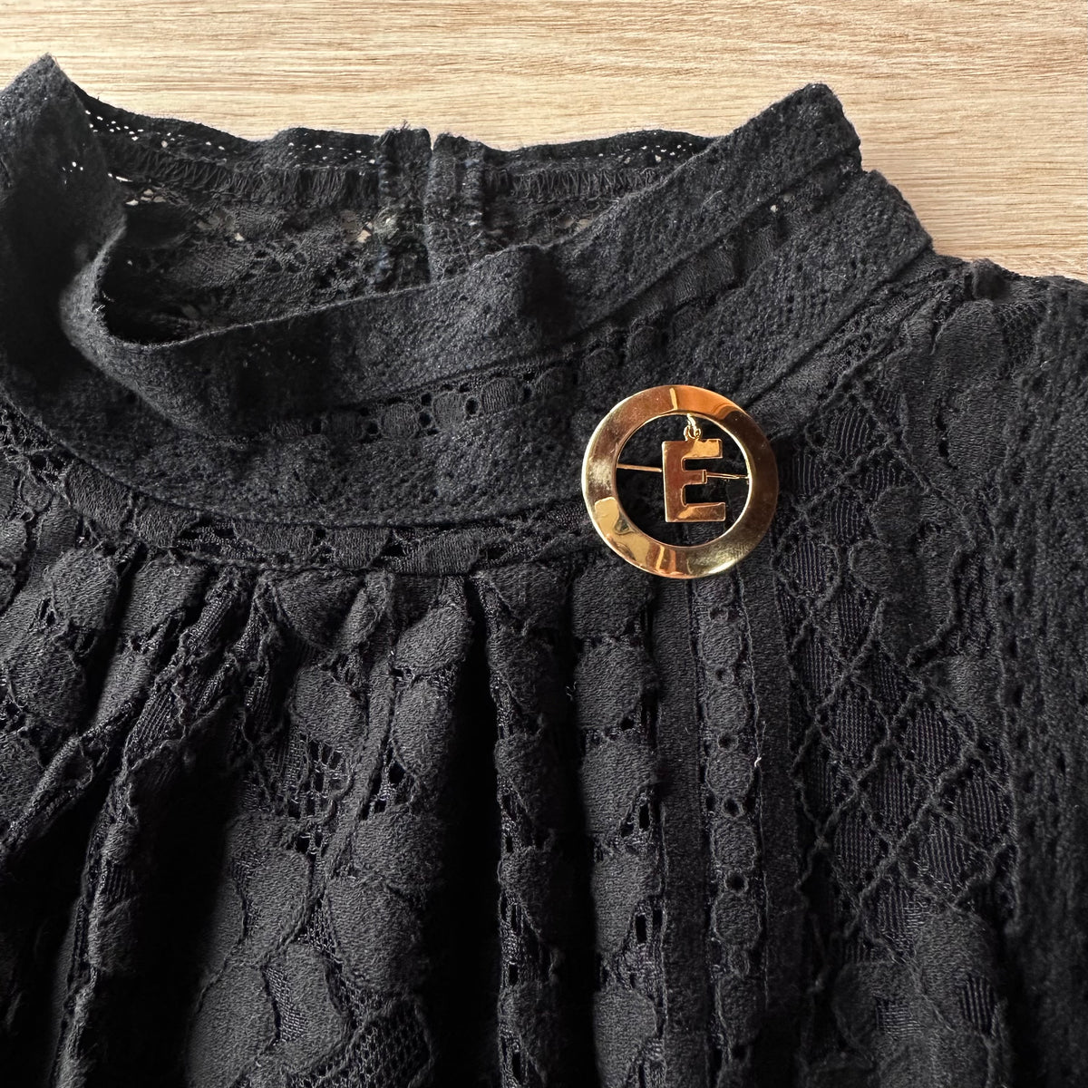 NAPIOR イニシャルE ブローチ