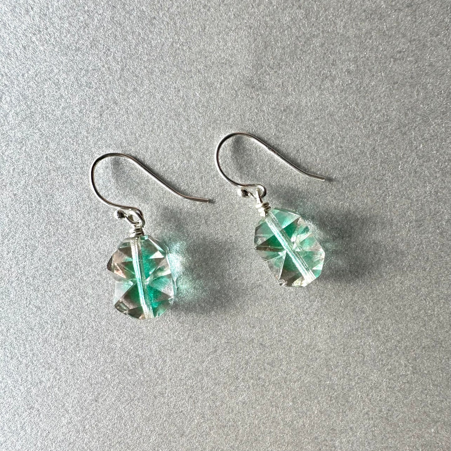 クリア＆グリーン ウラングラス ピアス