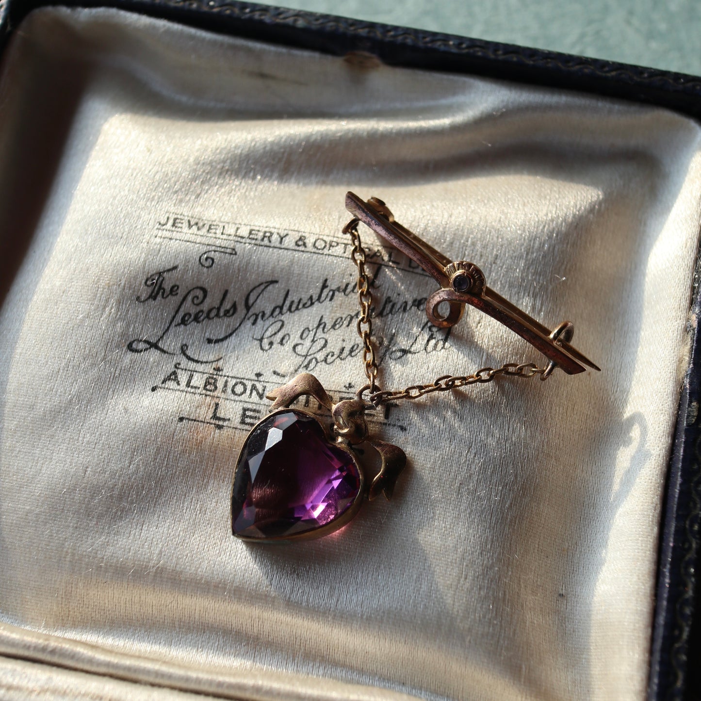 ハート アメジストカラーグラス ハンギング ブローチ