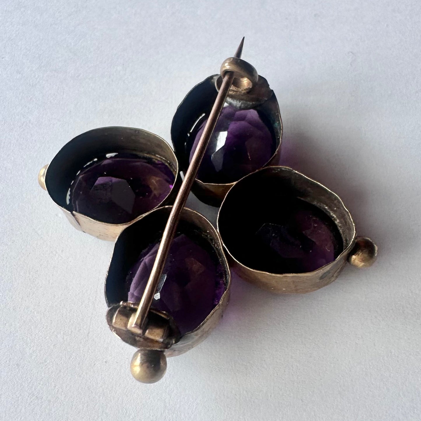 ヴィクトリアン アメジストカラーグラス ブローチ