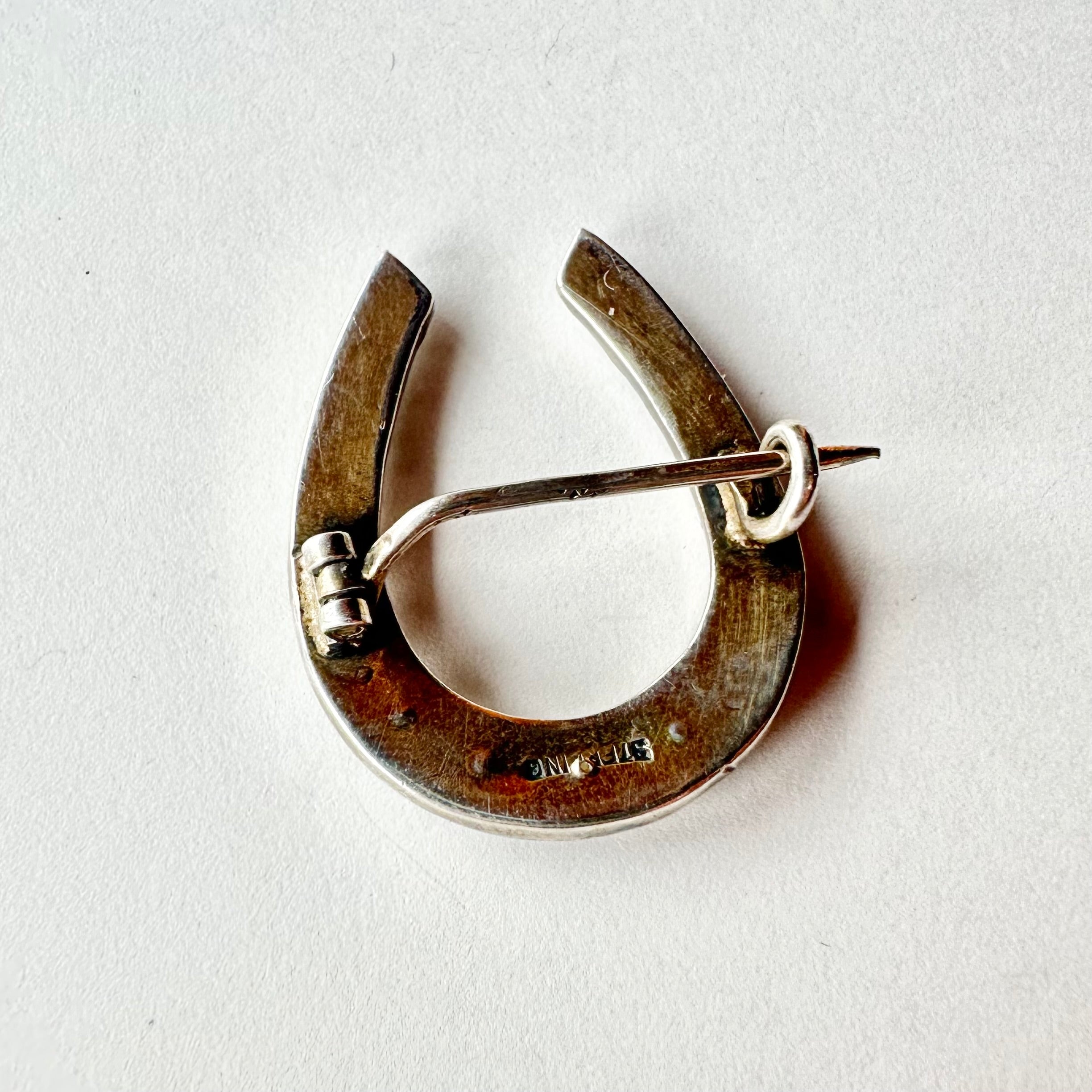 ホースシュー グラスパール アンティークブローチ – Amelie Antique ホースシュー グラスパール アンティークブローチ – Amelie Antique