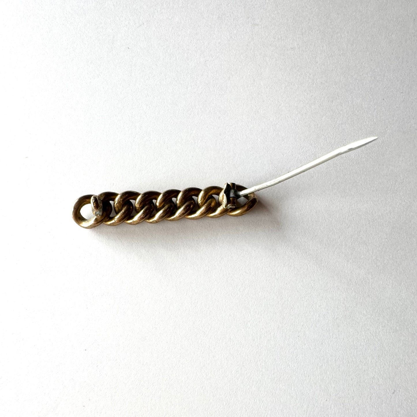 サフラジェット チェーンブローチ