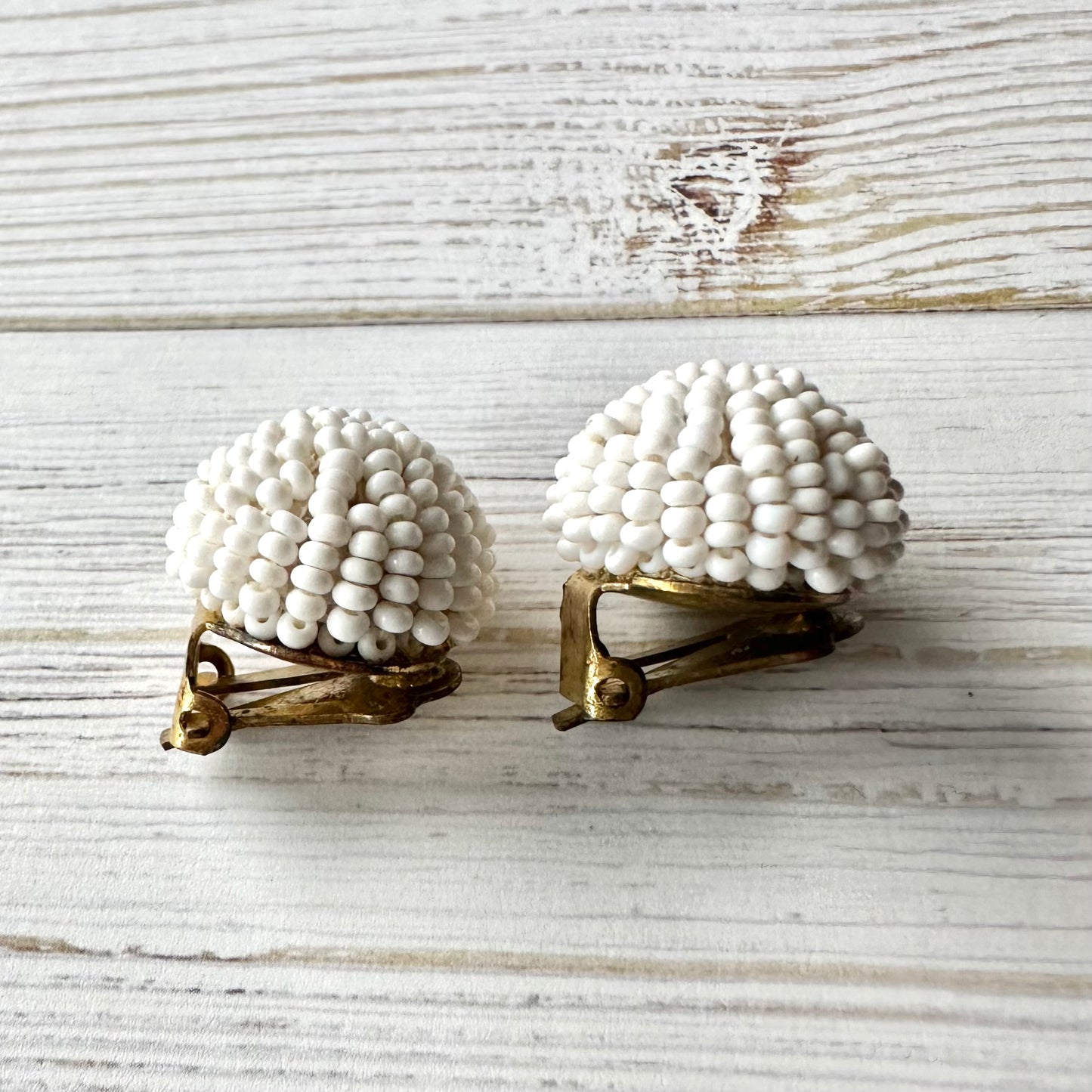 ヴィンテージビーズ ドーム ホワイトイヤリング