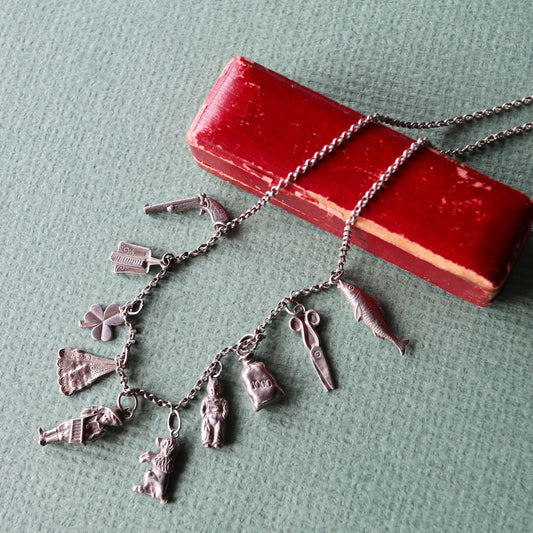 10点のシルバーチャームのネックレス