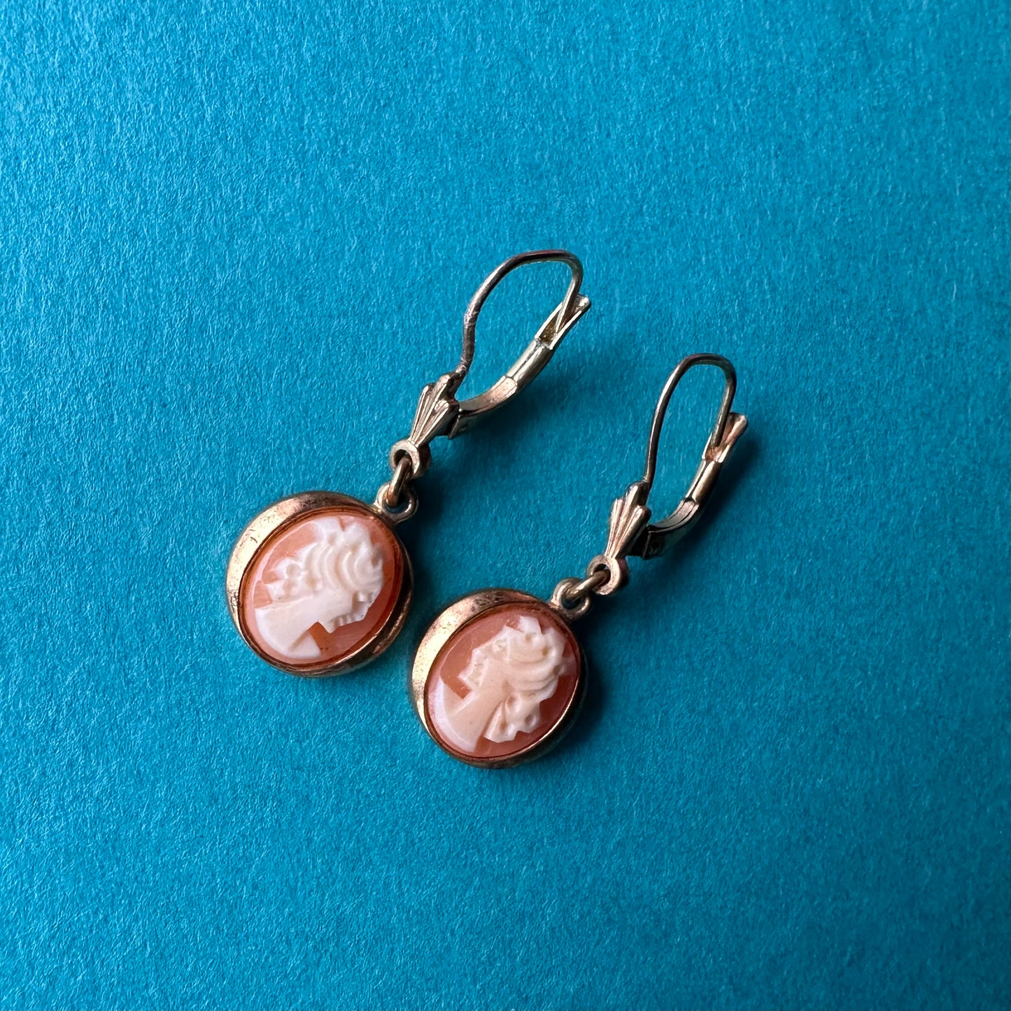 ロールドゴールド シェルカメオ レバーフック ピアス