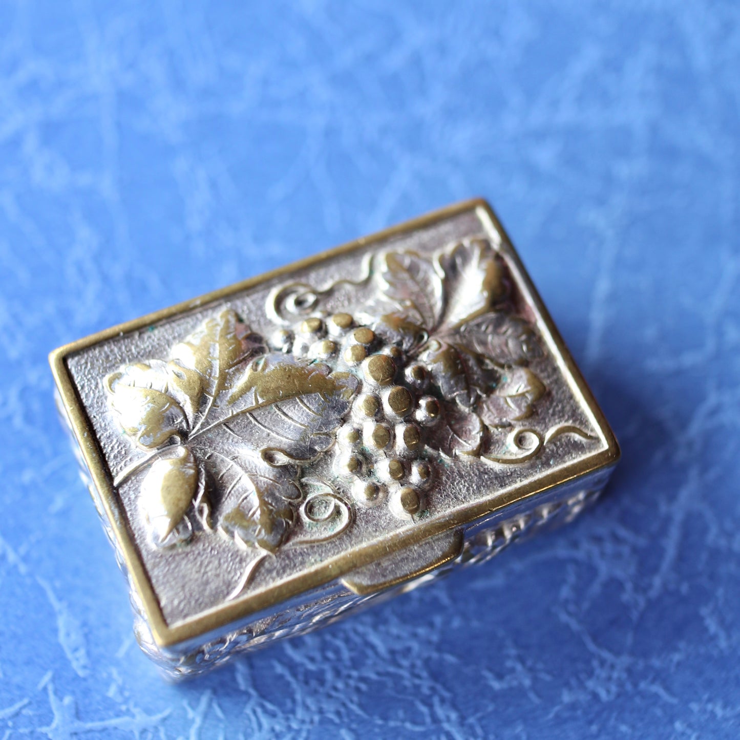 シルバートーンメタル グレープ ピルケース