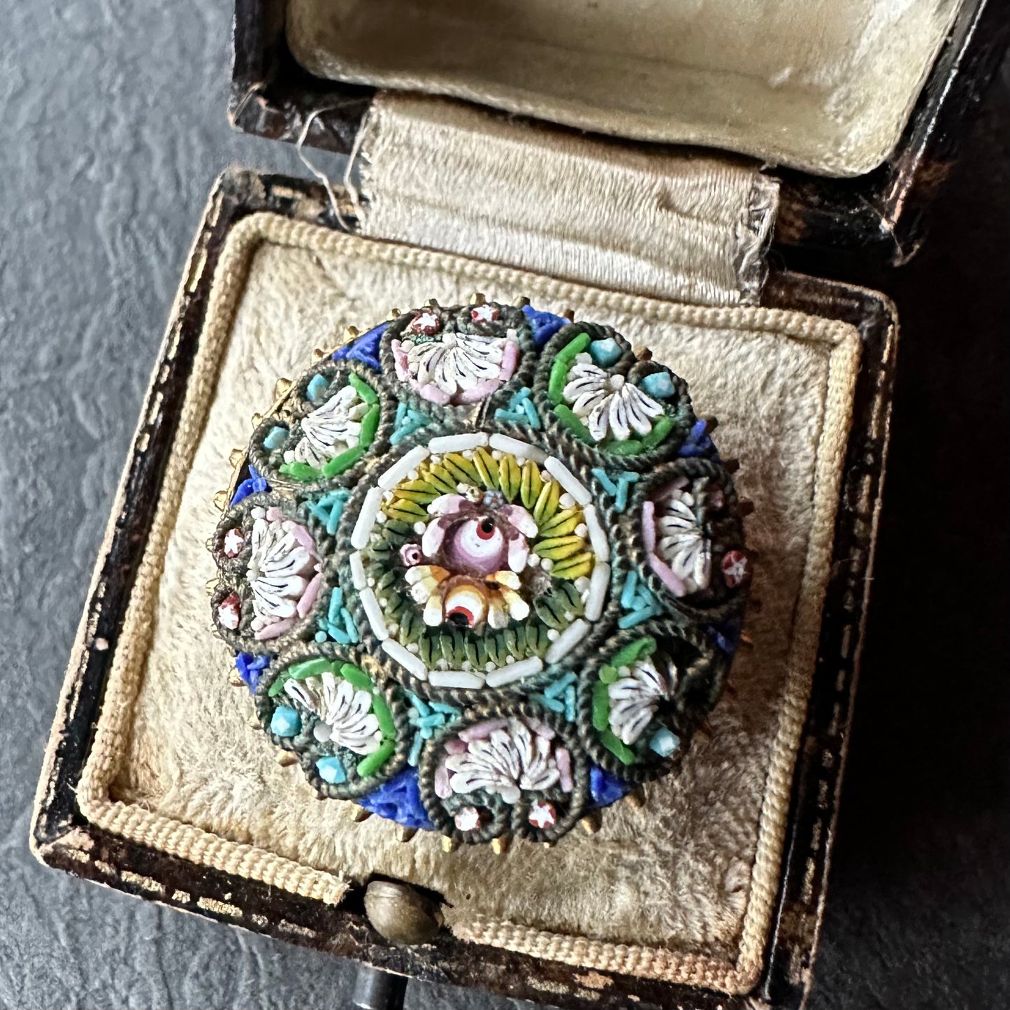 マイクロモザイク ラウンドブローチ①