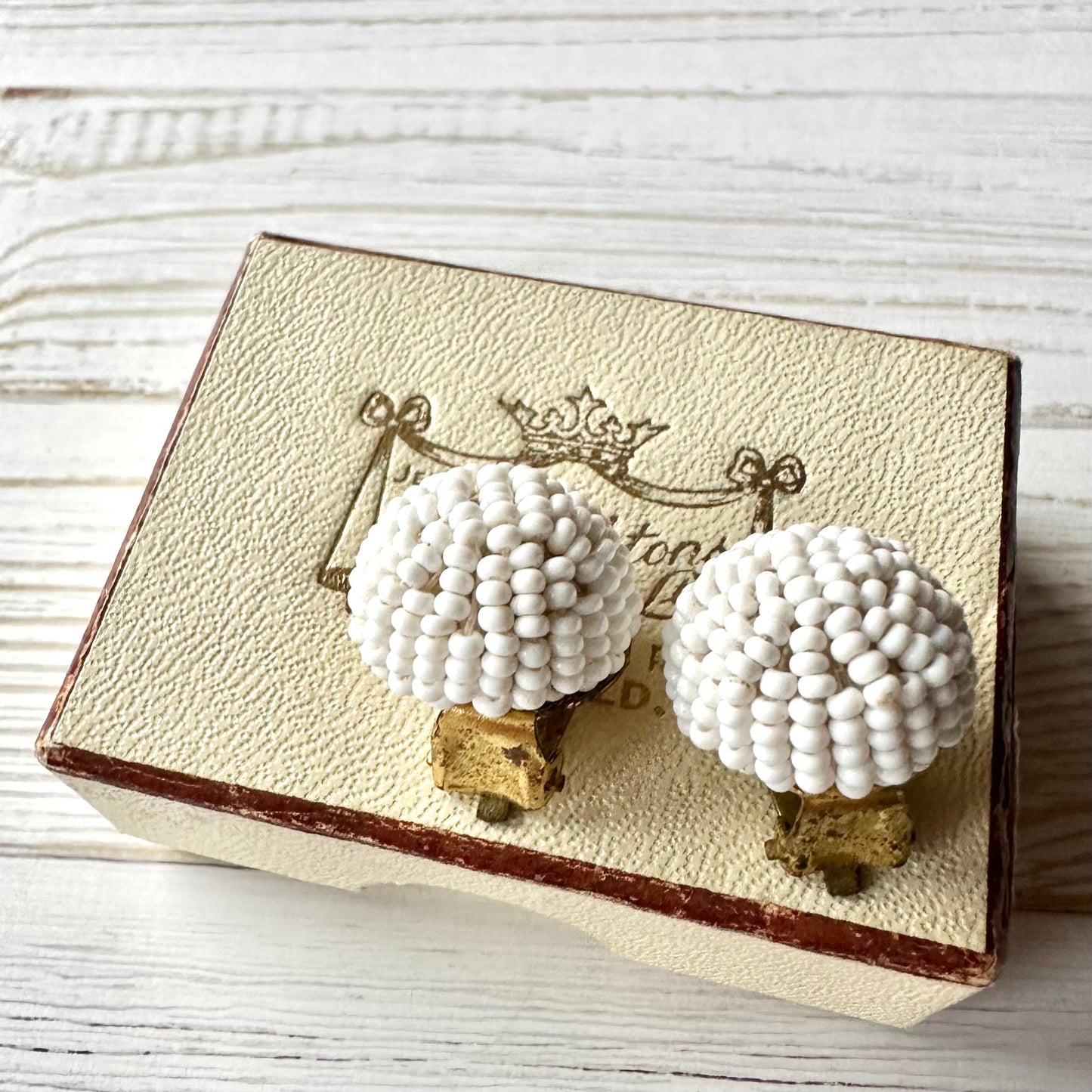 ヴィンテージビーズ ドーム ホワイトイヤリング