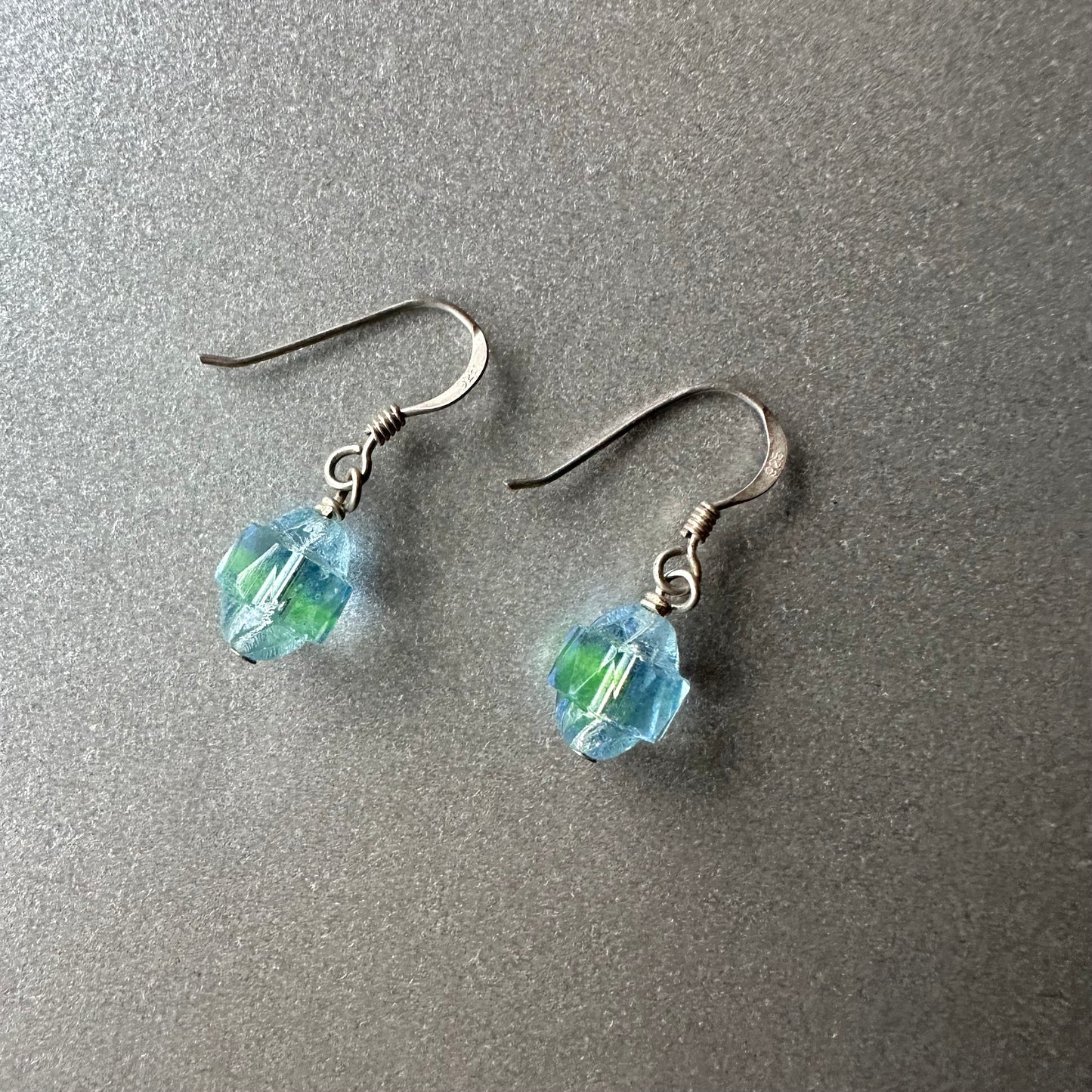 ウラングラス ブルー＆グリーン バイカラーピアス