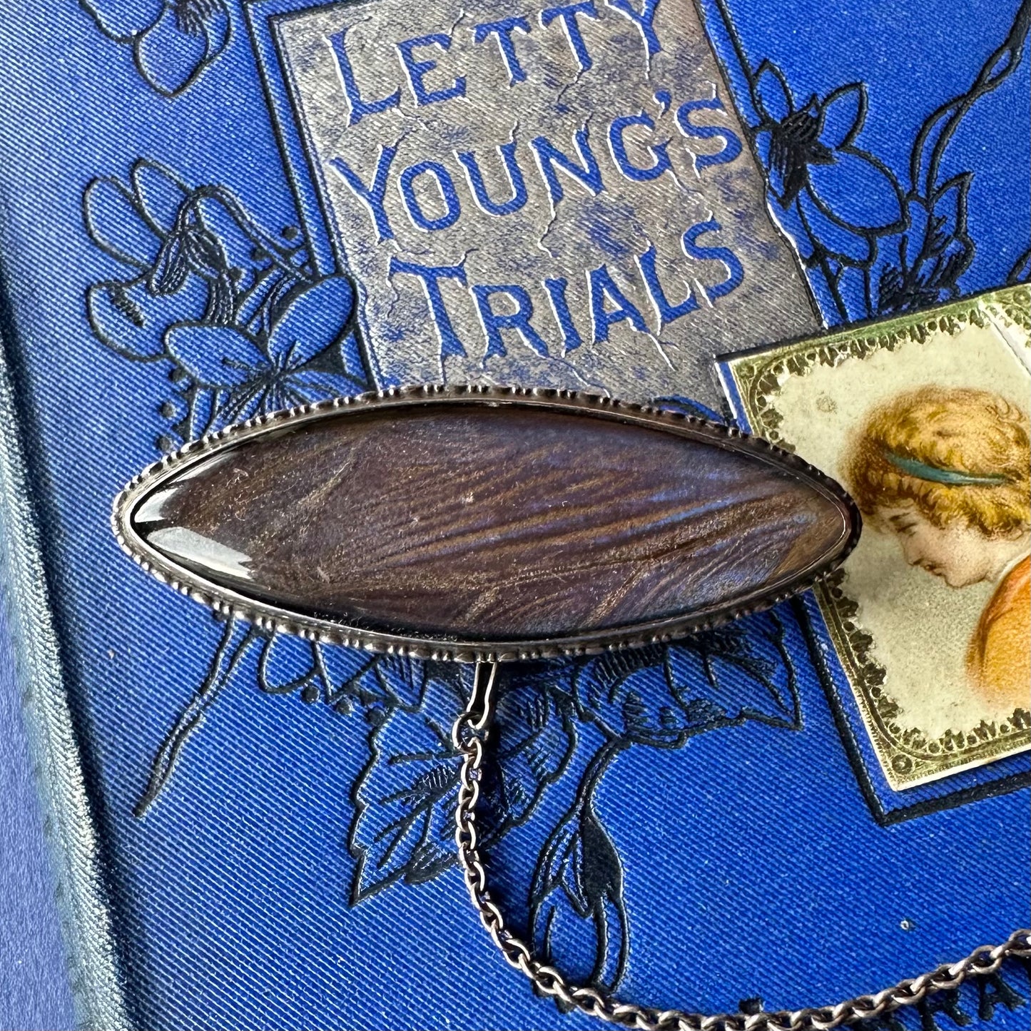 バタフライウィング アイシェイプブローチ ②