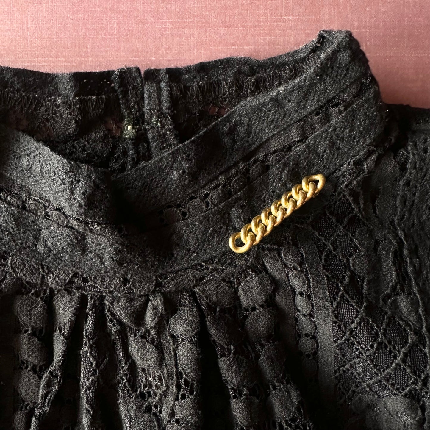 サフラジェット チェーンブローチ