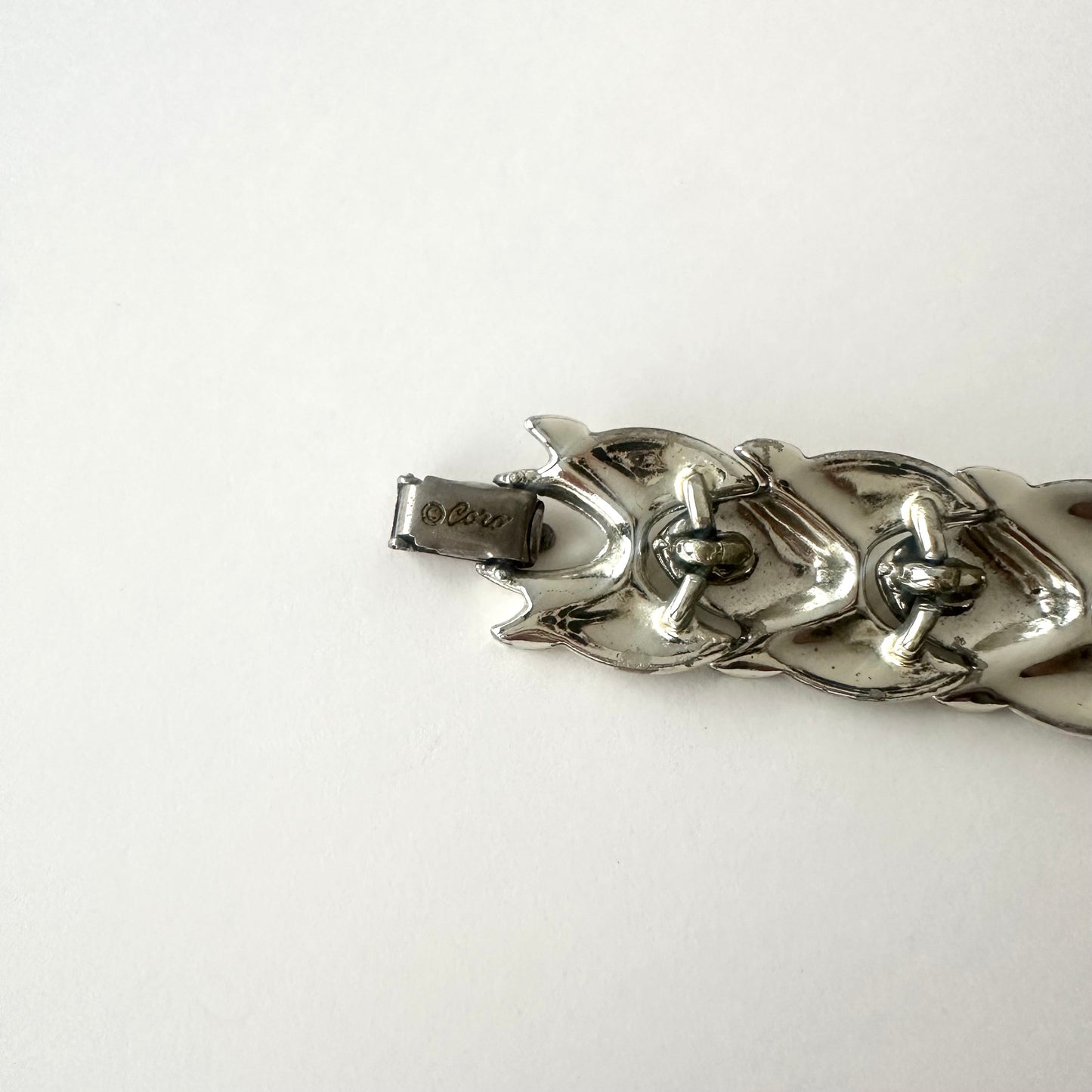 Coro ホワイトエナメル ブレスレット