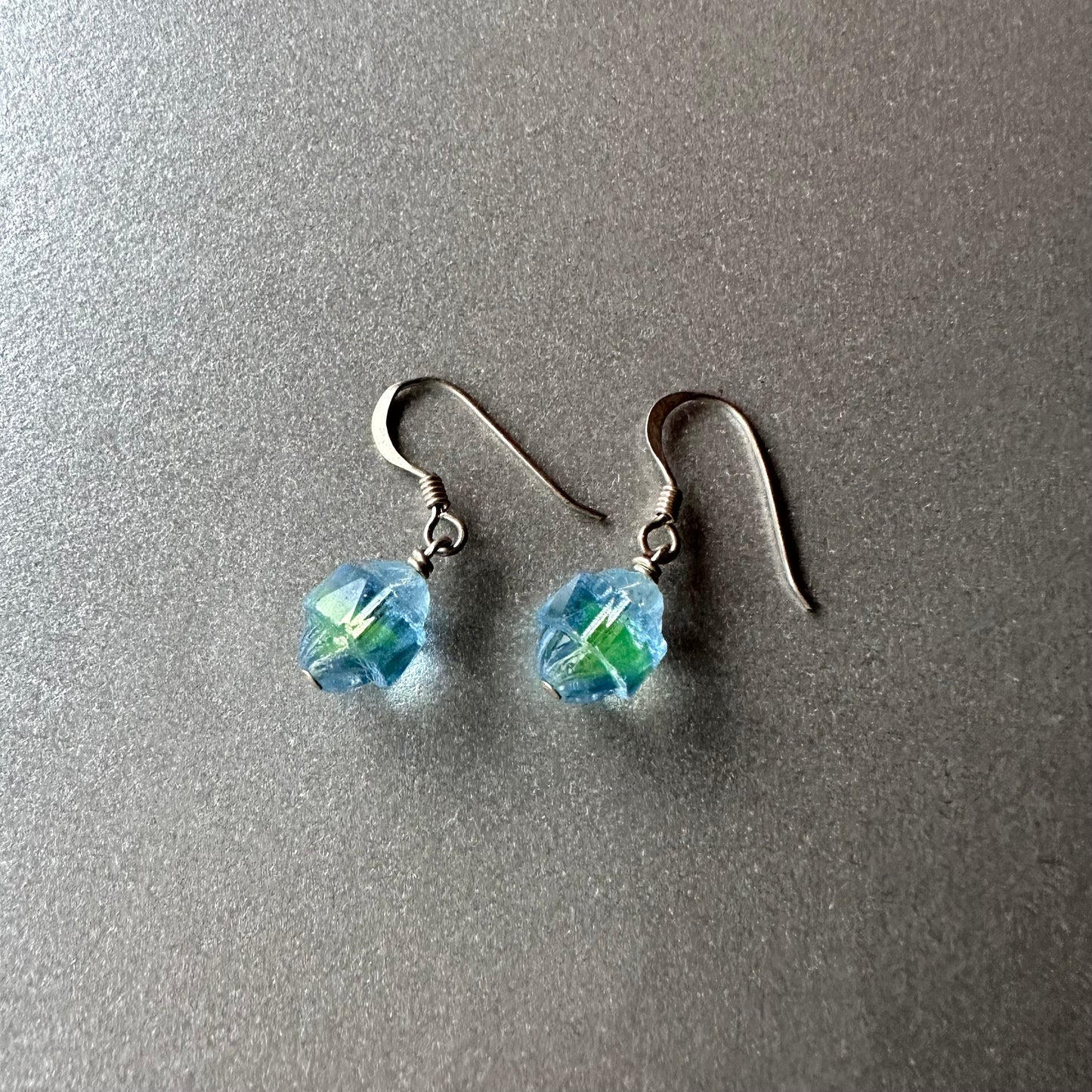 ウラングラス ブルー＆グリーン バイカラーピアス