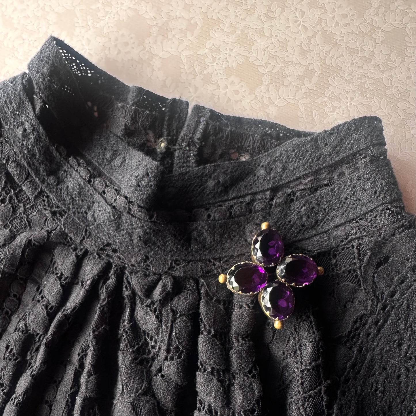 ヴィクトリアン アメジストカラーグラス ブローチ