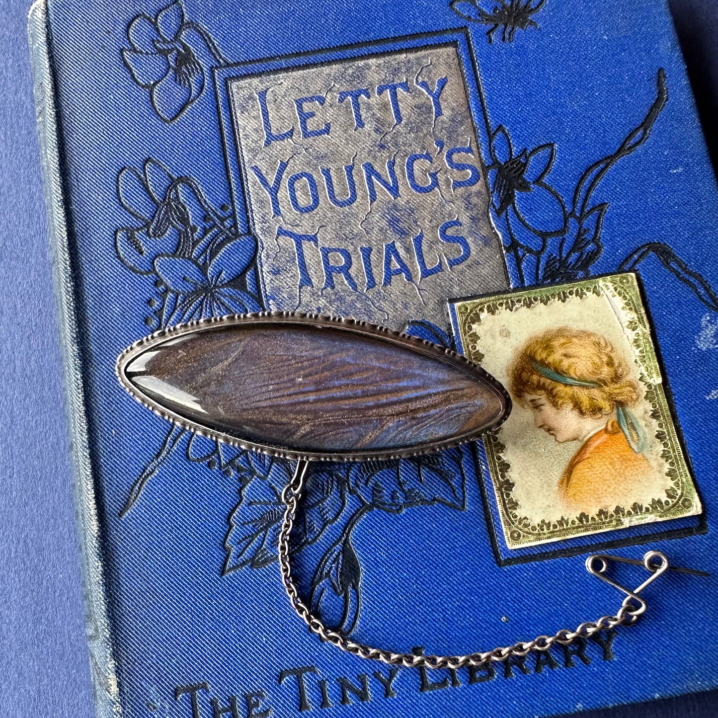 バタフライウィング アイシェイプブローチ ②