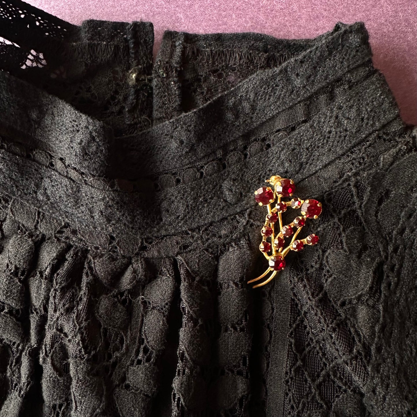 ディープレッドカラーグラス フラワーブーケブローチ