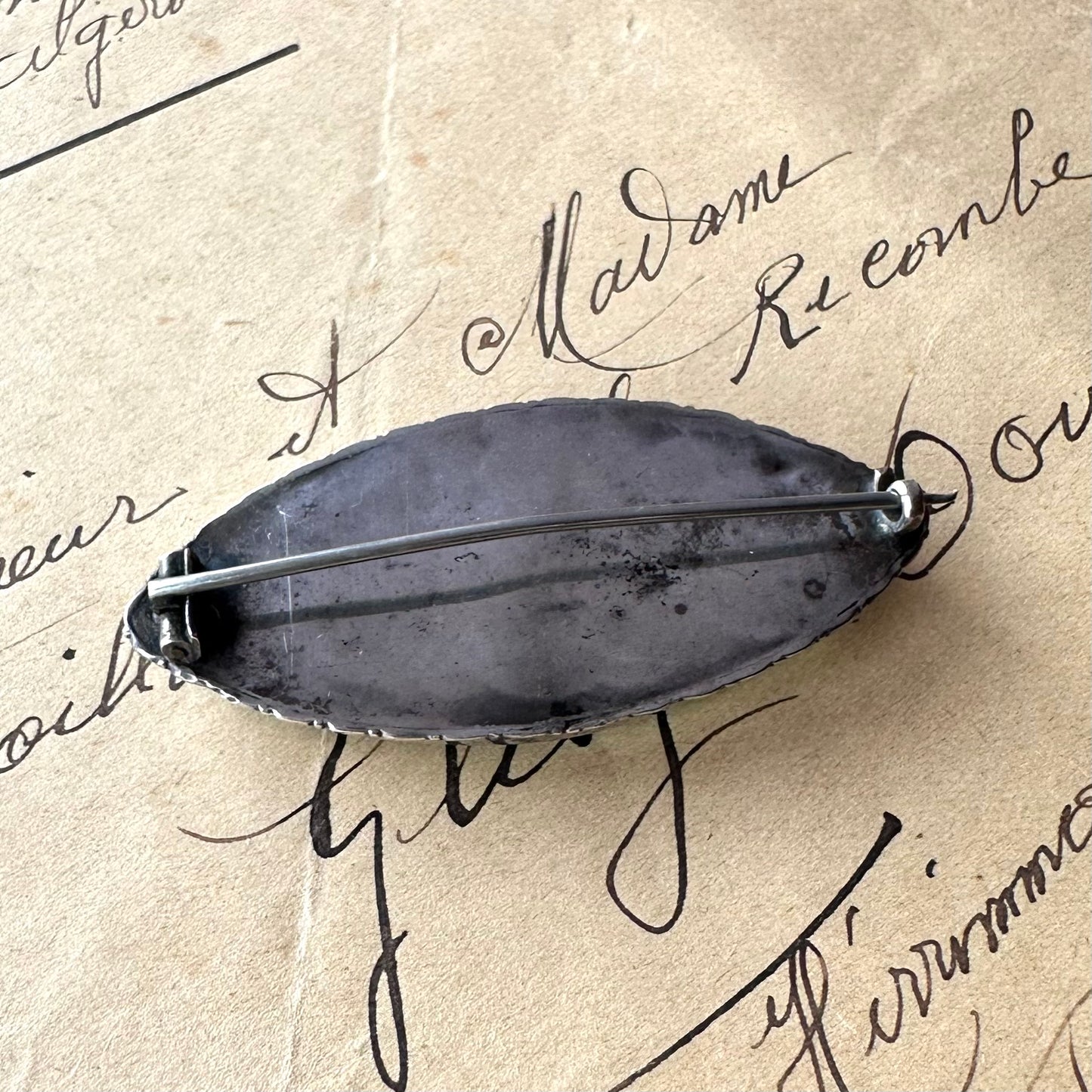 バタフライウィング アイシェイプブローチ