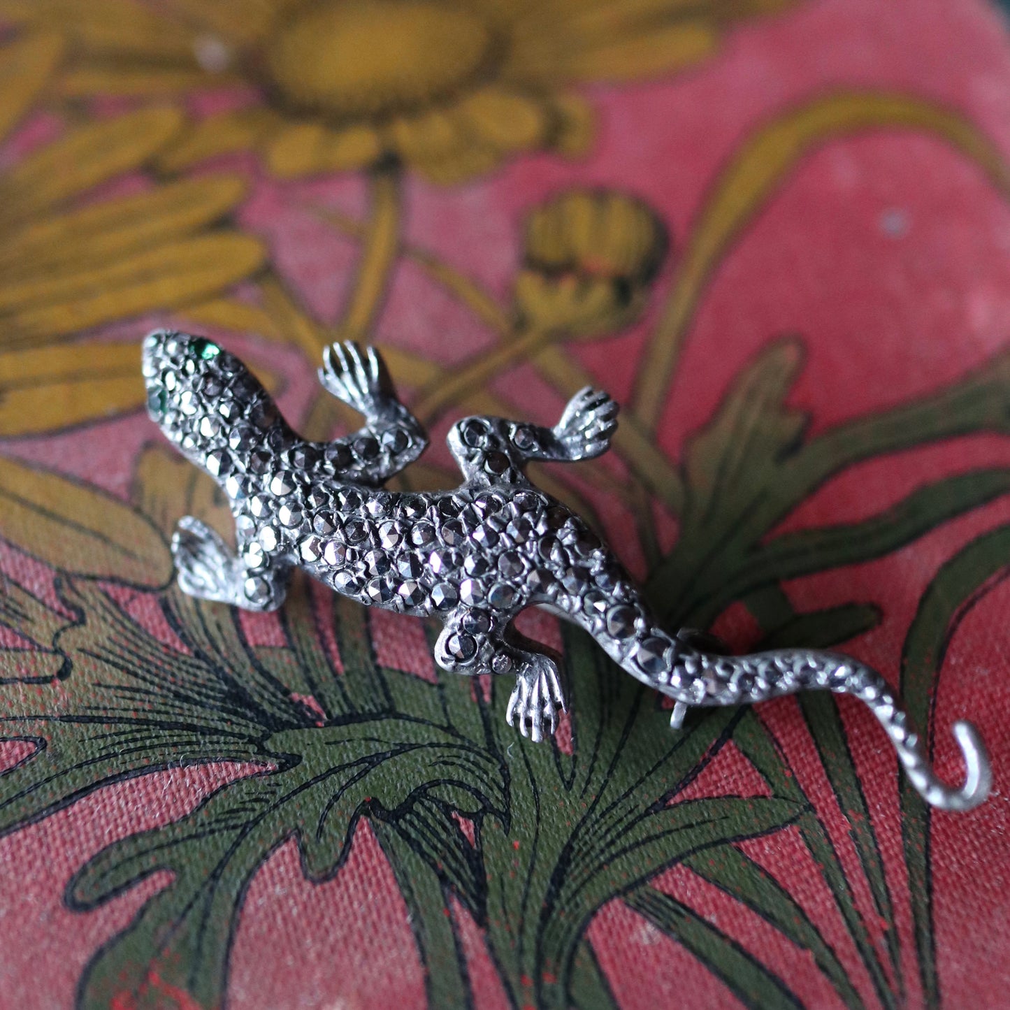 グリーンアイ＆マーカサイト リザード ブローチ