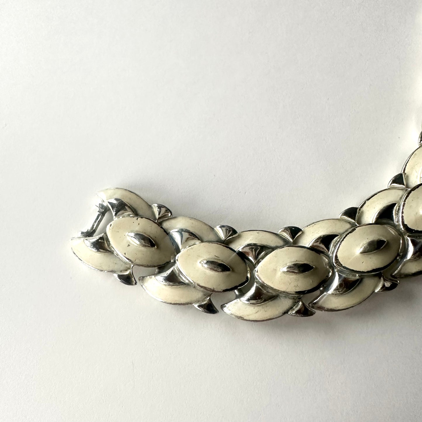 Coro ホワイトエナメル ブレスレット