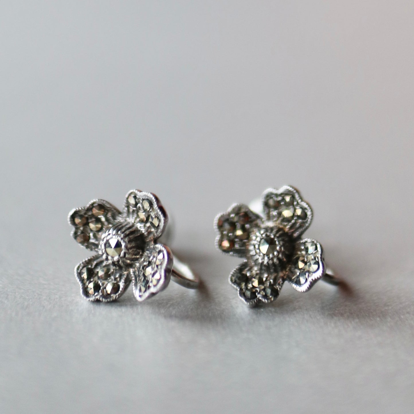 シルバー＆マーカサイト フラワーモチーフイヤリング